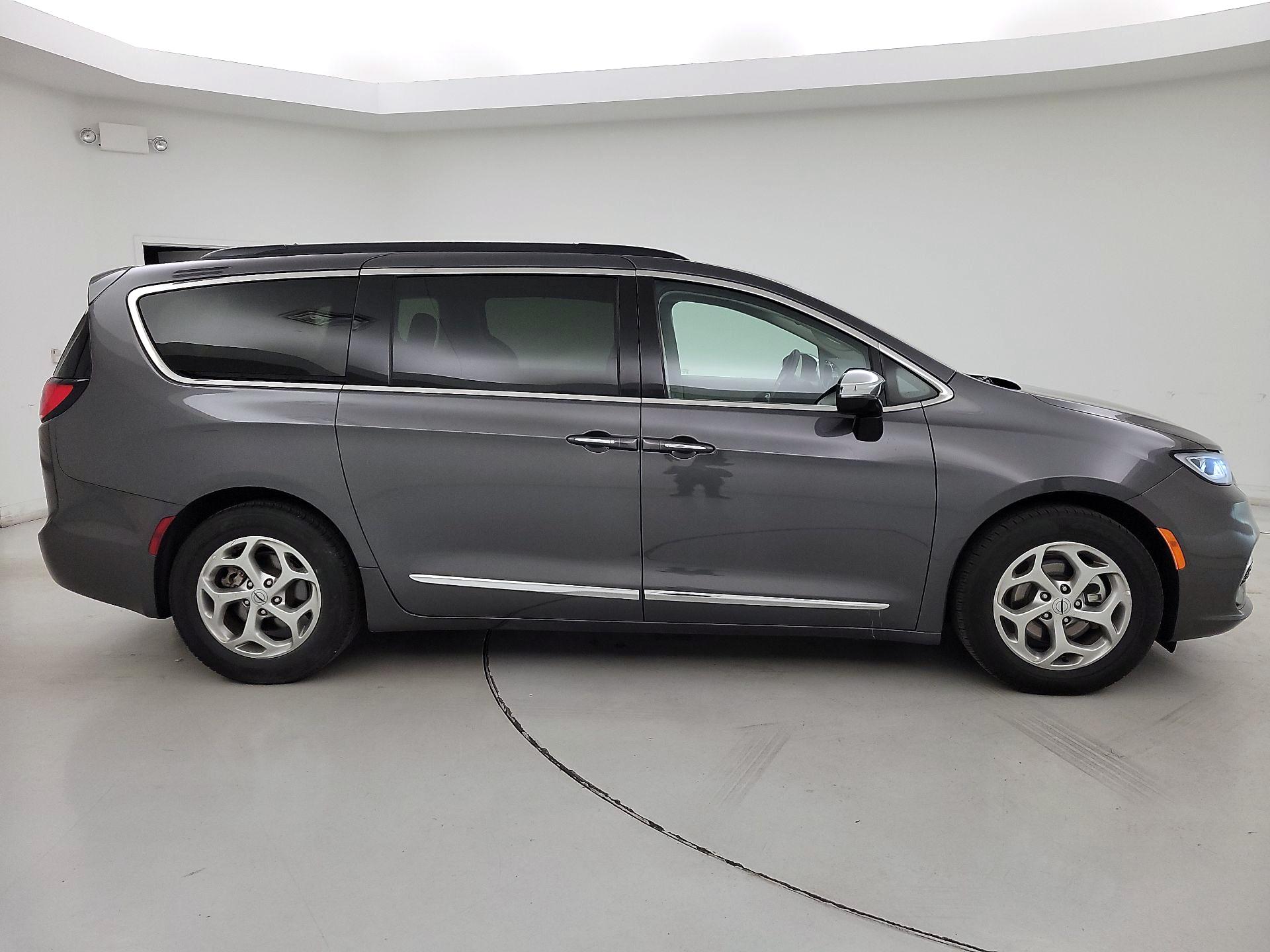 Thumbnail: 2023 Chrysler Pacifica - 4