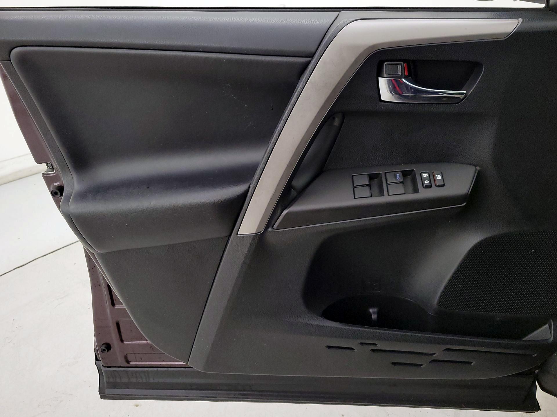 Thumbnail: 2018 Toyota RAV4 - 12