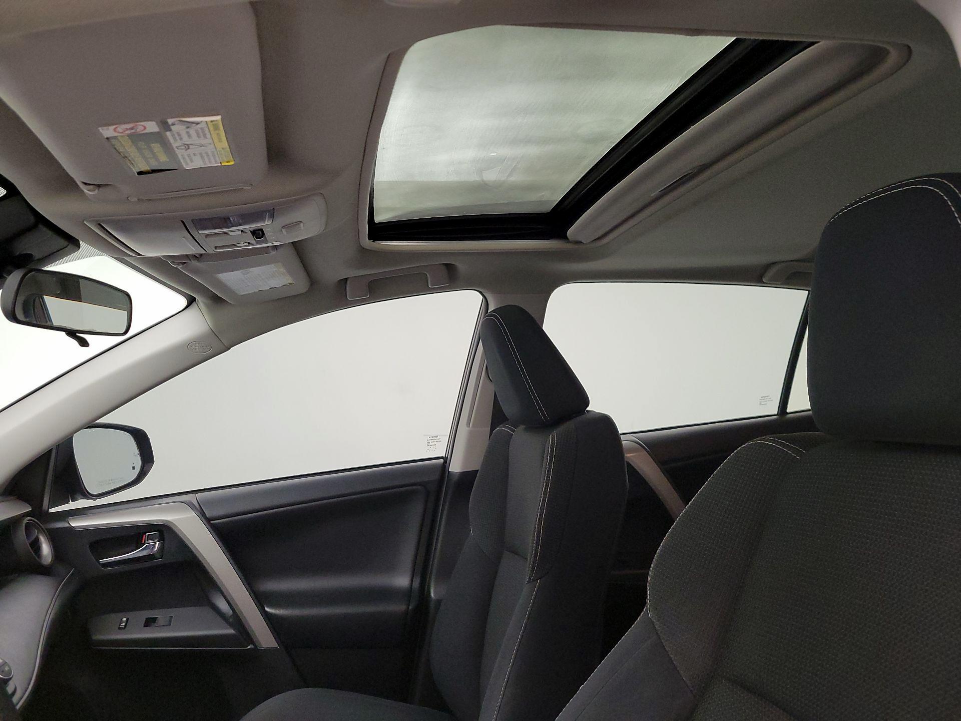 Thumbnail: 2018 Toyota RAV4 - 20