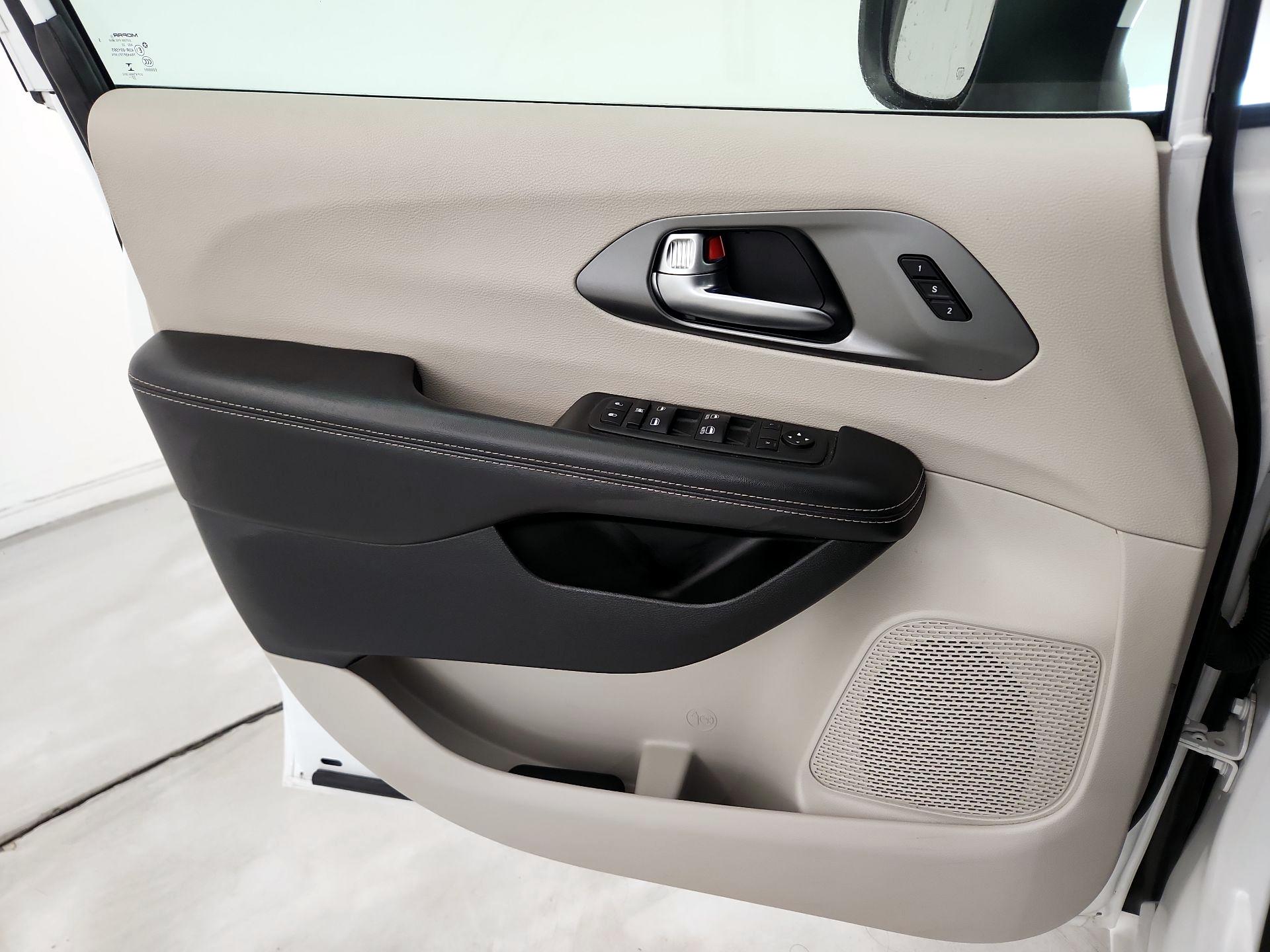 Thumbnail: 2023 Chrysler Pacifica - 12