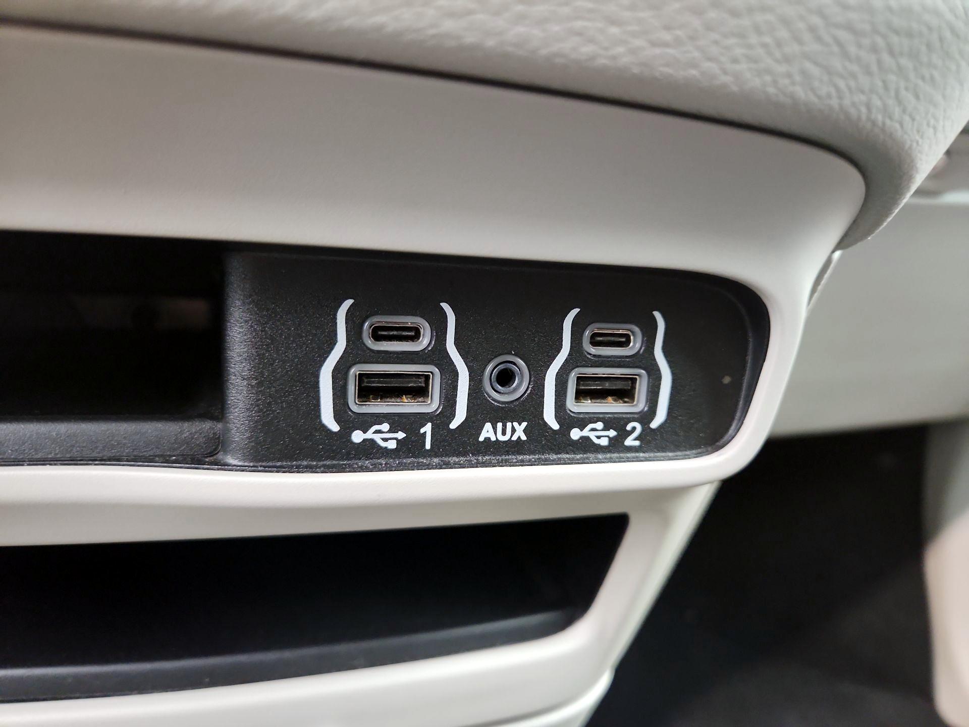 Thumbnail: 2023 Chrysler Pacifica - 18