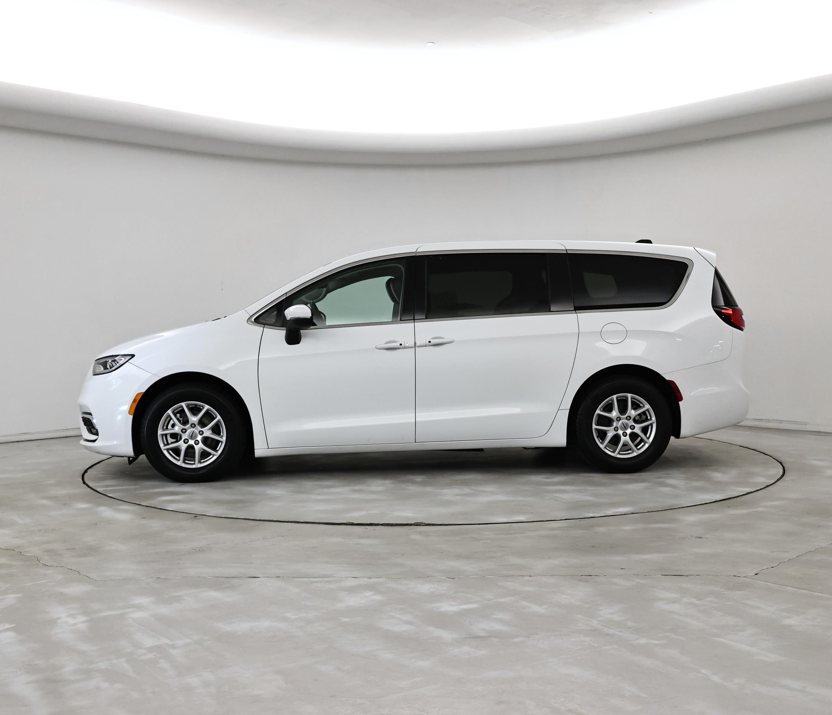 Thumbnail: 2023 Chrysler Pacifica - 3