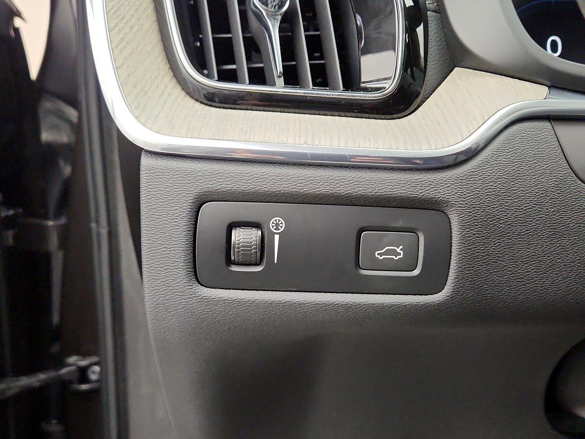 Thumbnail: 2022 Volvo XC60 - 13