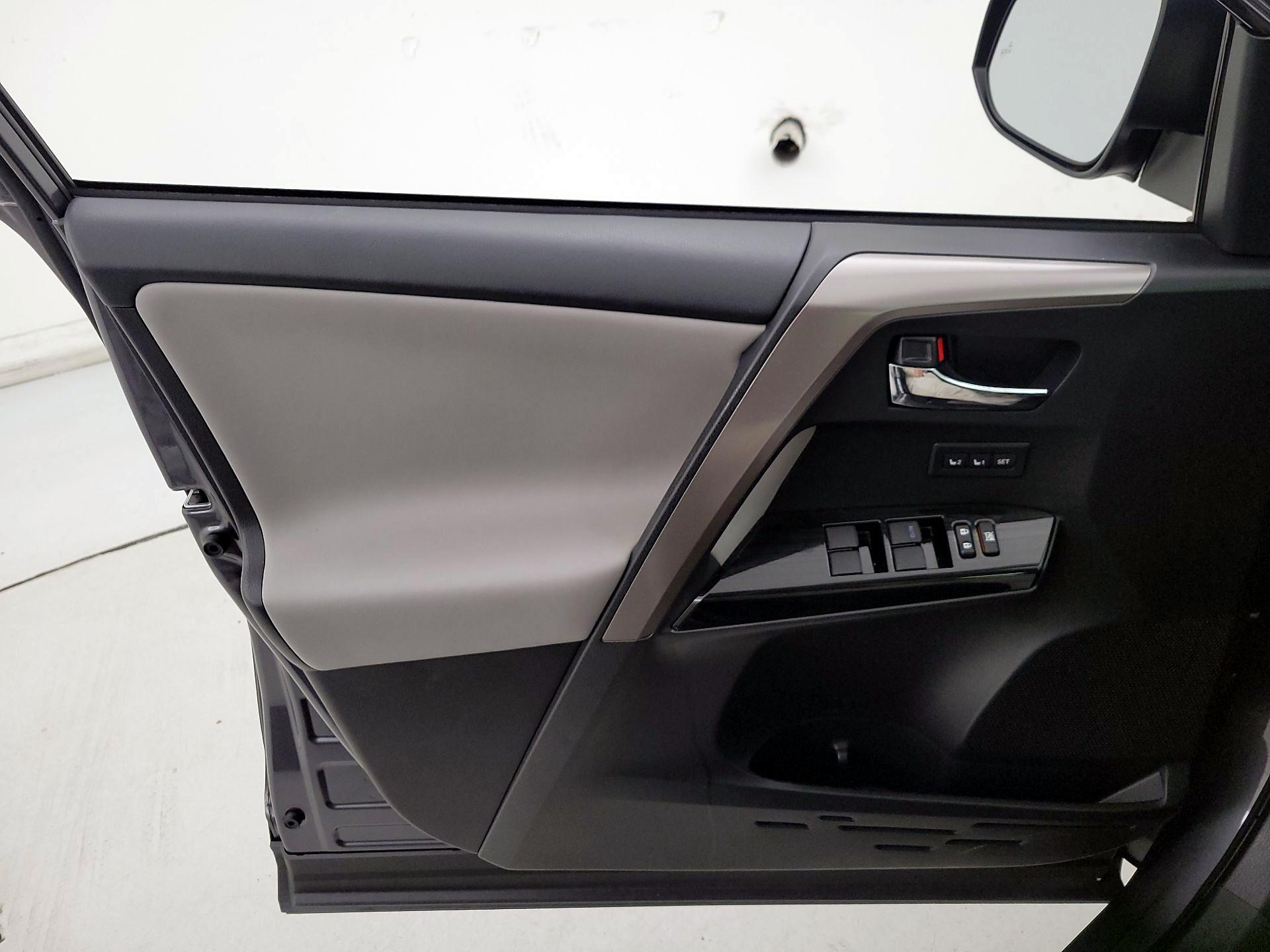 Thumbnail: 2018 Toyota RAV4 - 12