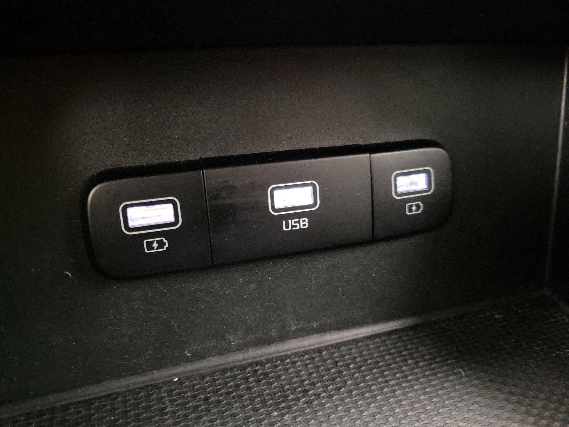 Thumbnail: 2023 Kia Carnival - 18