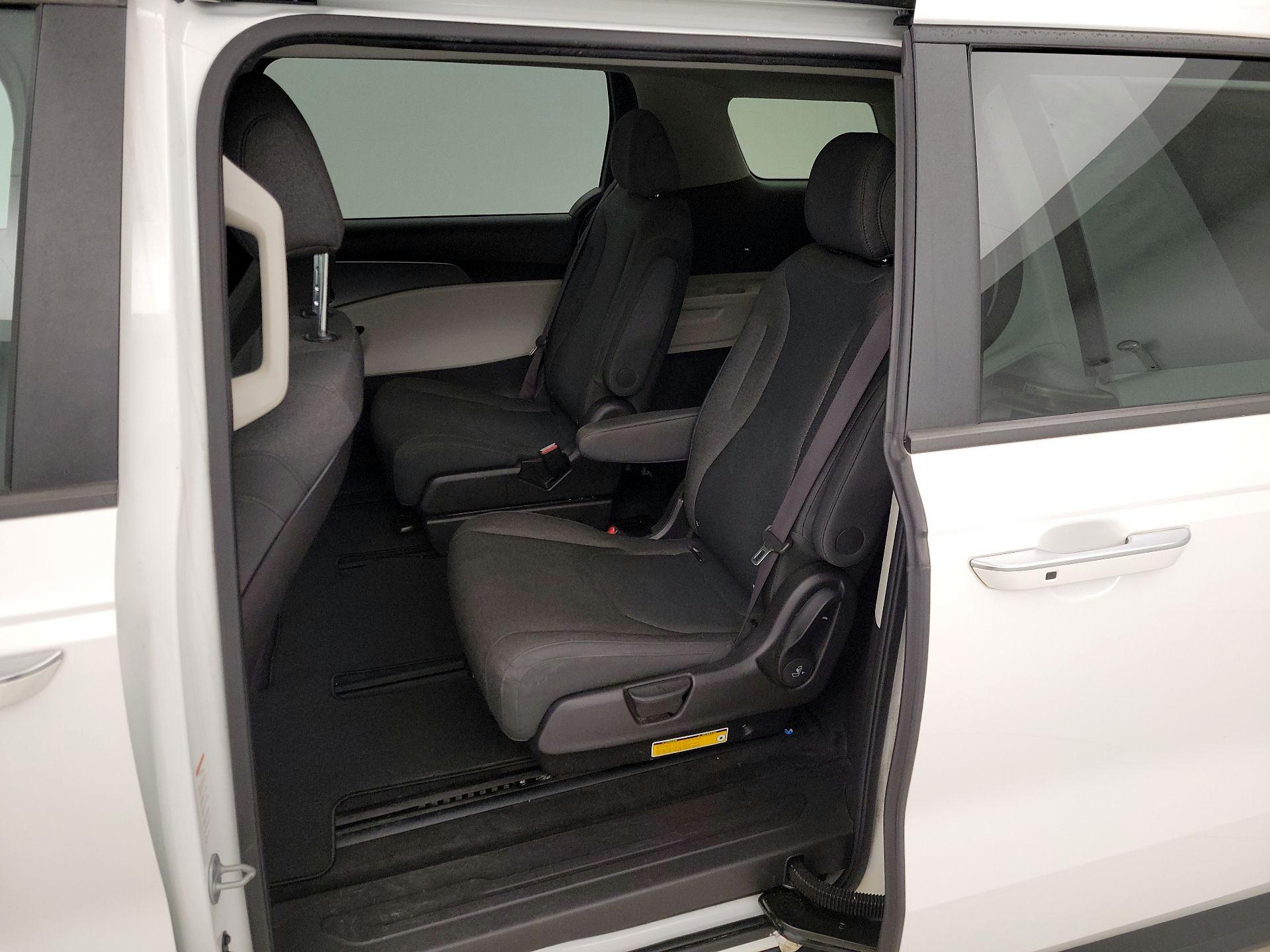 Thumbnail: 2023 Kia Carnival - 19