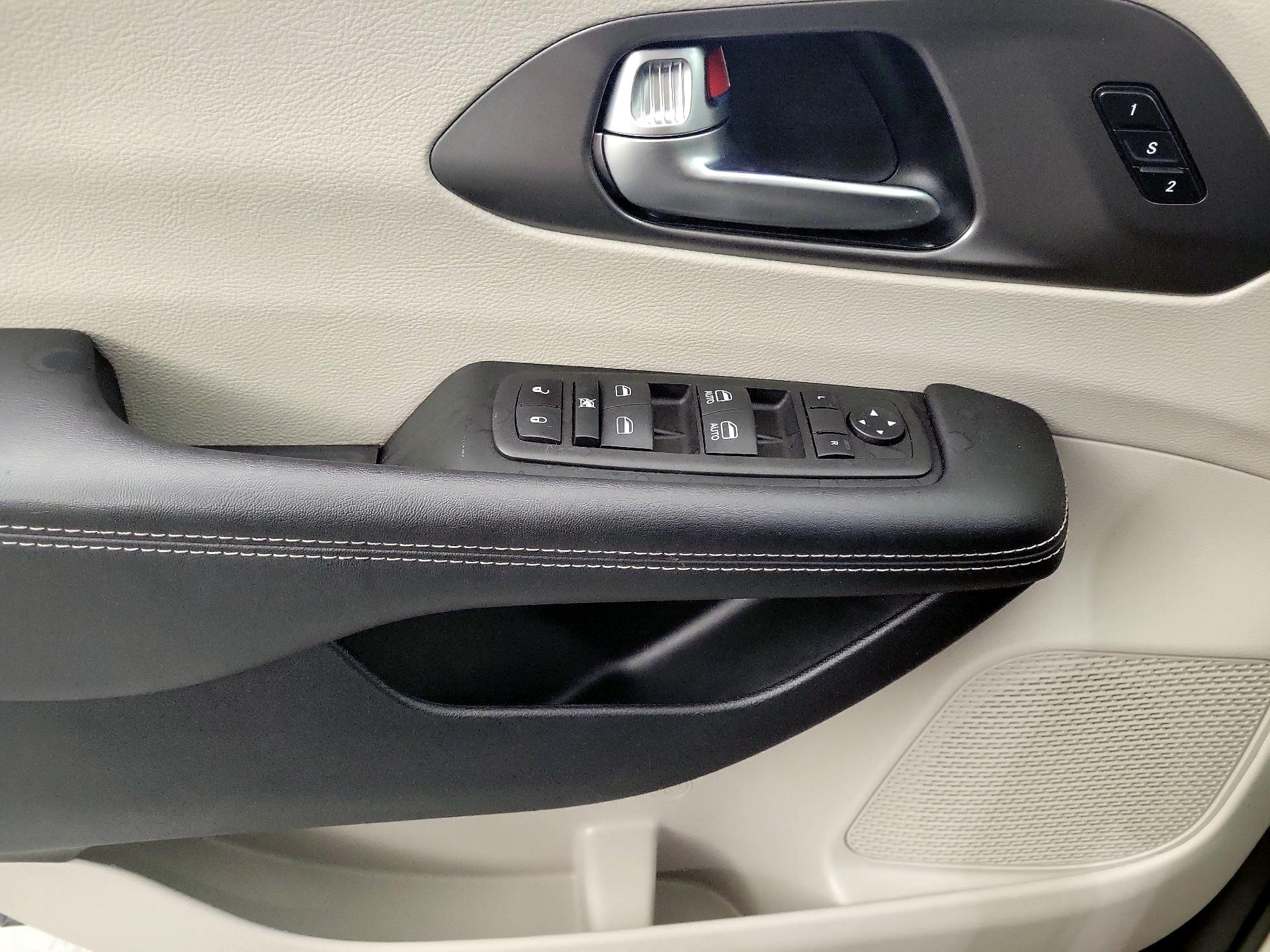 Thumbnail: 2023 Chrysler Pacifica - 12