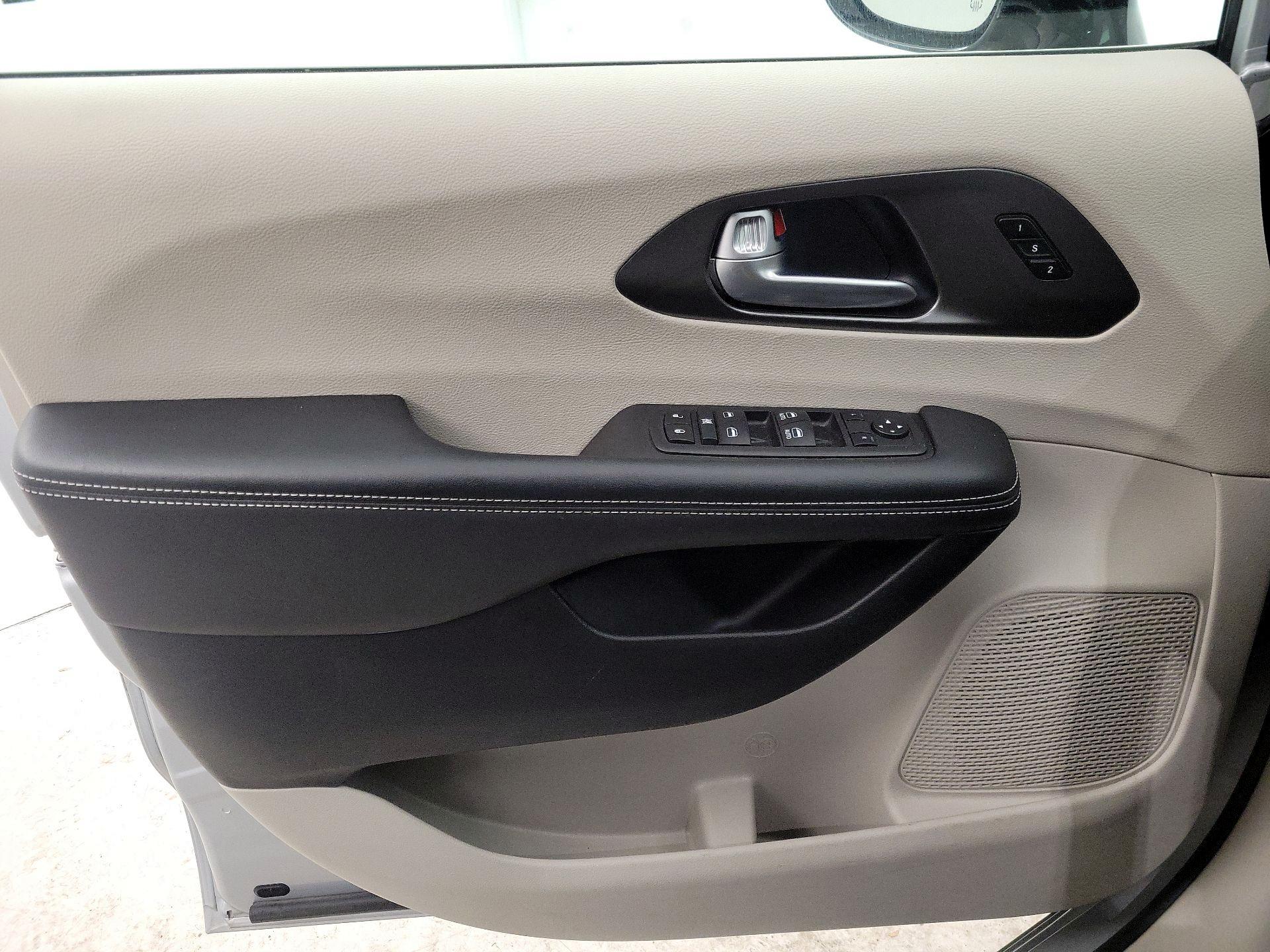 Thumbnail: 2024 Chrysler Pacifica - 12