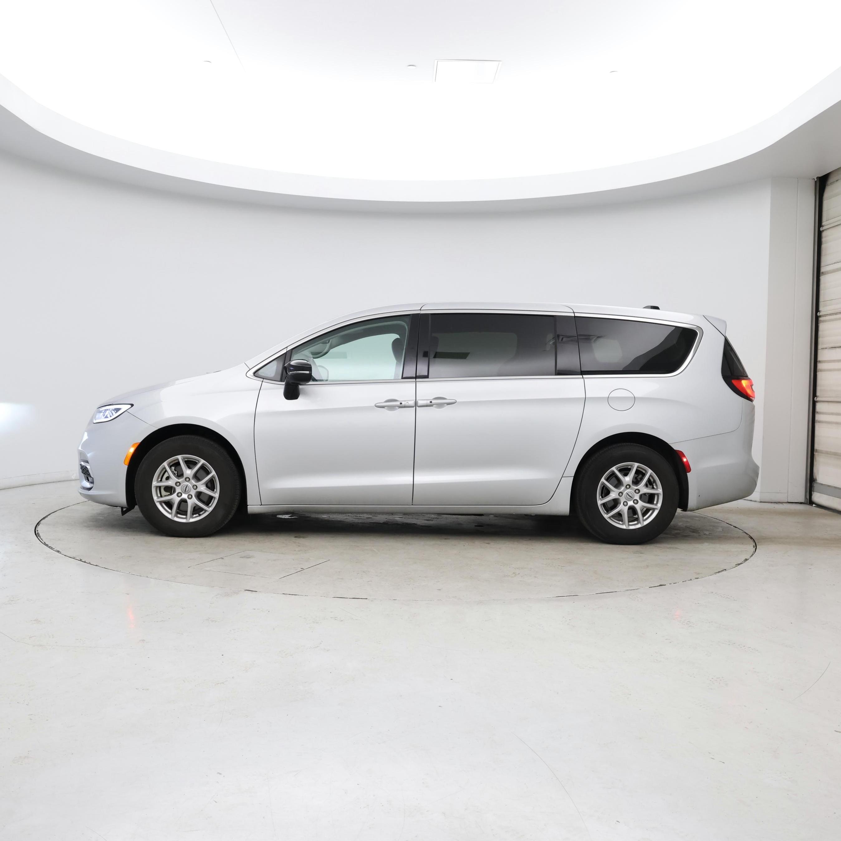 Thumbnail: 2024 Chrysler Pacifica - 3