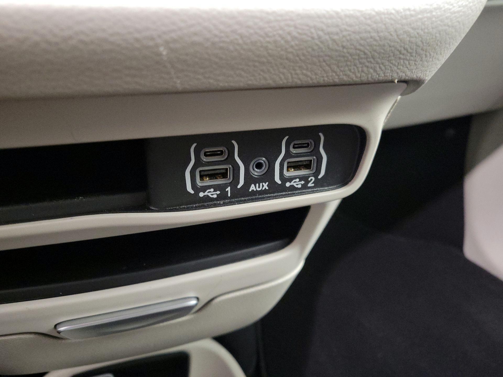 Thumbnail: 2024 Chrysler Pacifica - 18