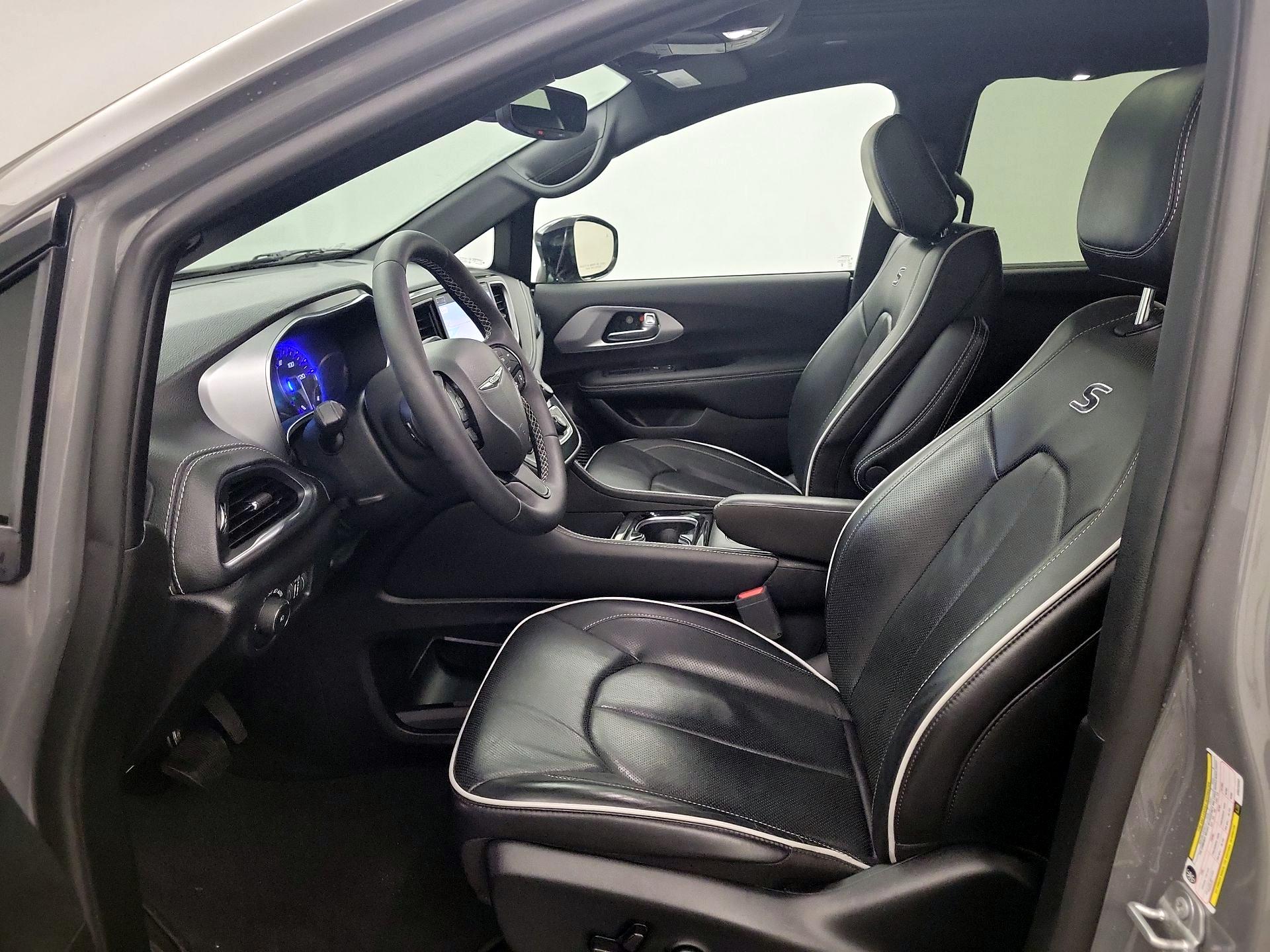 Thumbnail: 2025 Chrysler Pacifica - 9