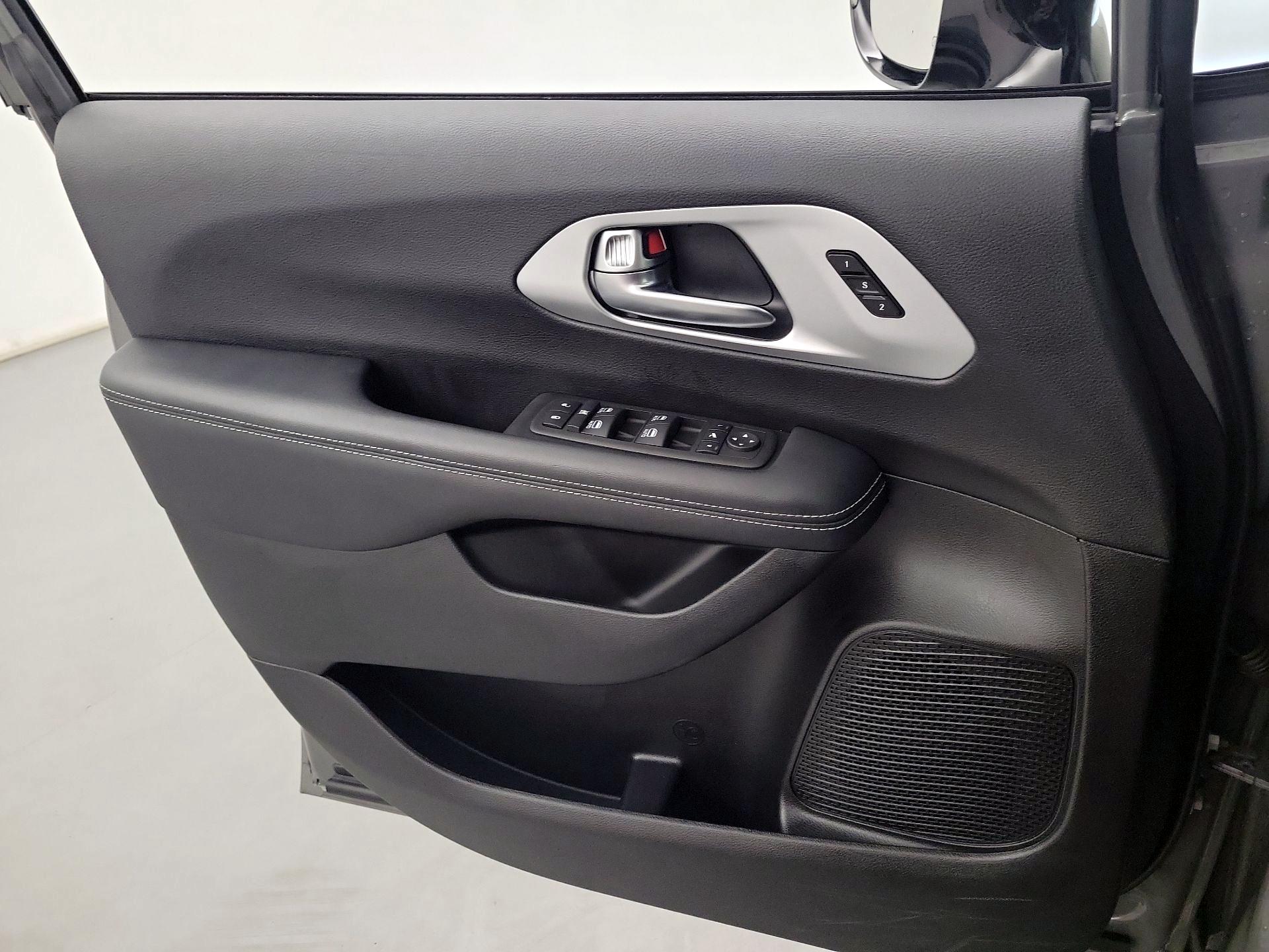 Thumbnail: 2025 Chrysler Pacifica - 10