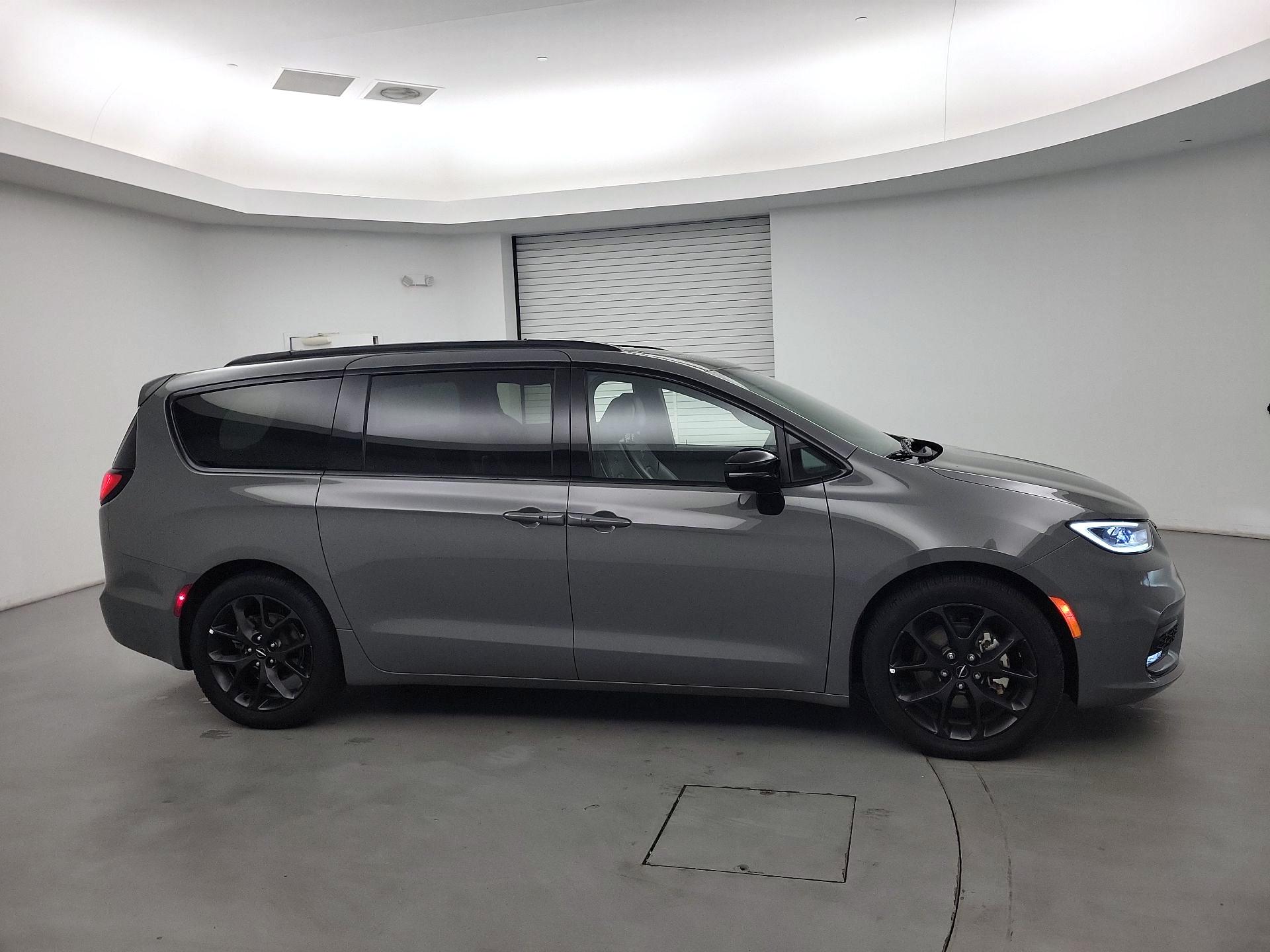 Thumbnail: 2025 Chrysler Pacifica - 4