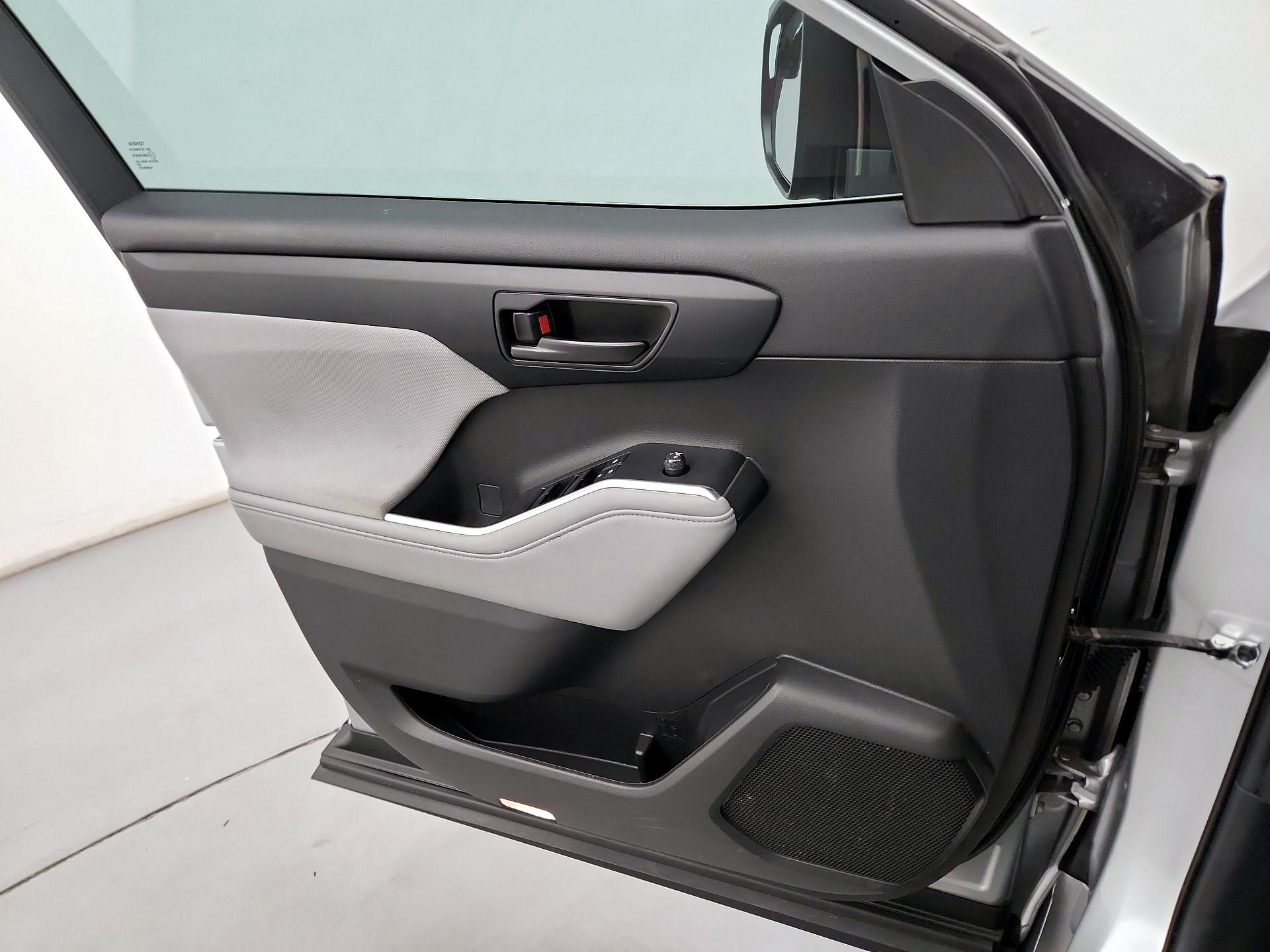 Thumbnail: 2023 Toyota Highlander - 12