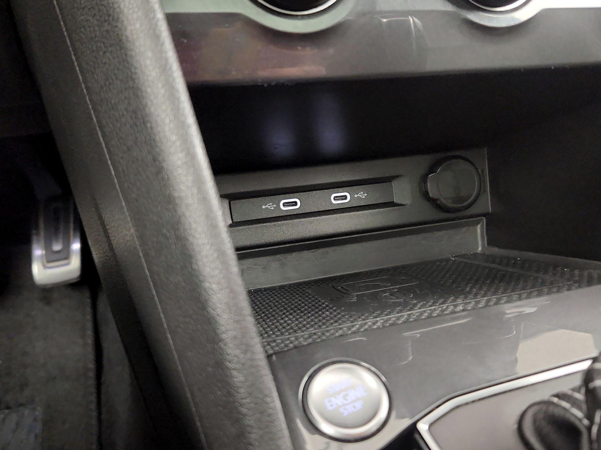 Thumbnail: 2021 Volkswagen Tiguan - 17