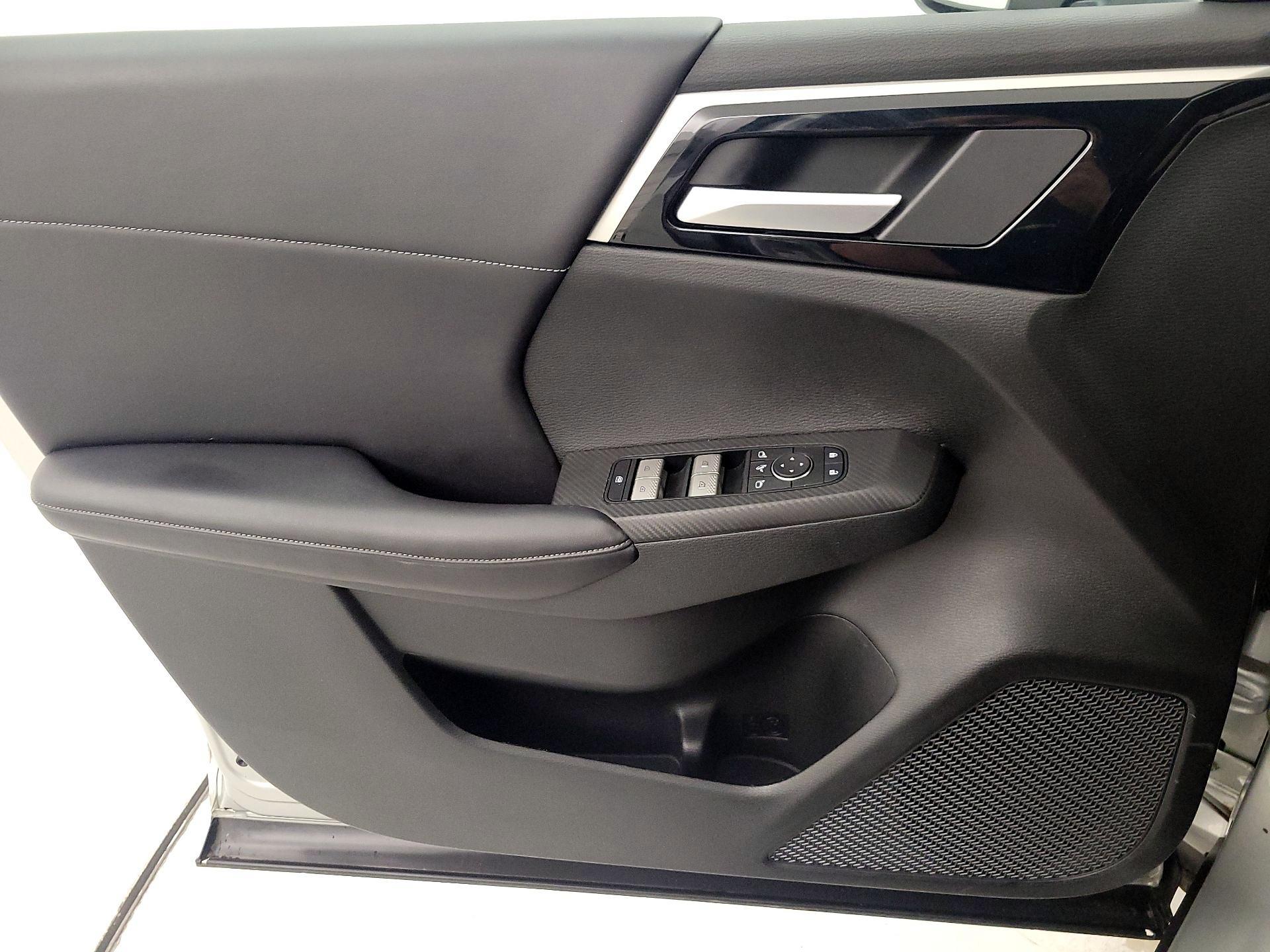 Thumbnail: 2024 Mitsubishi Outlander - 10