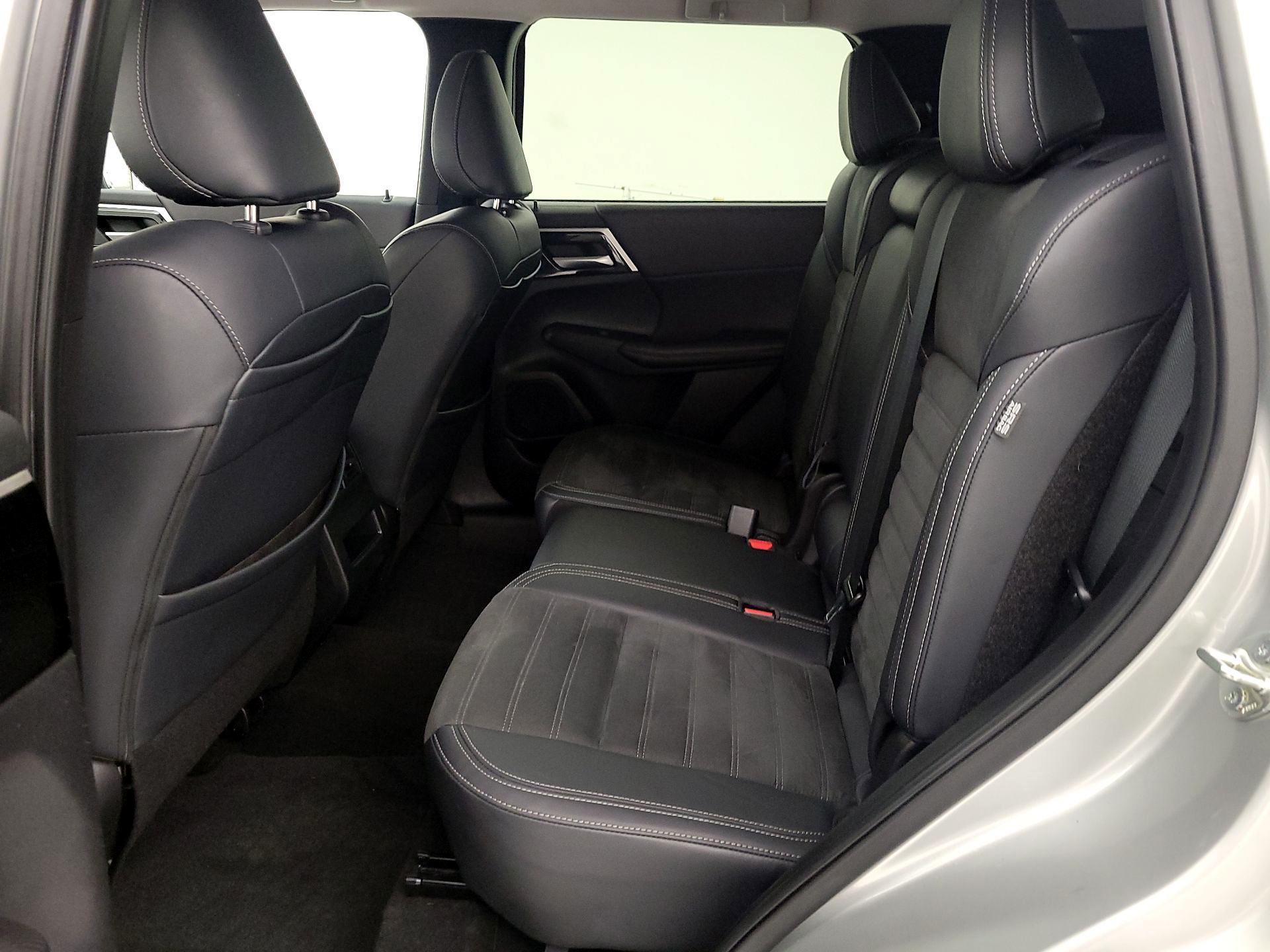 Thumbnail: 2024 Mitsubishi Outlander - 18