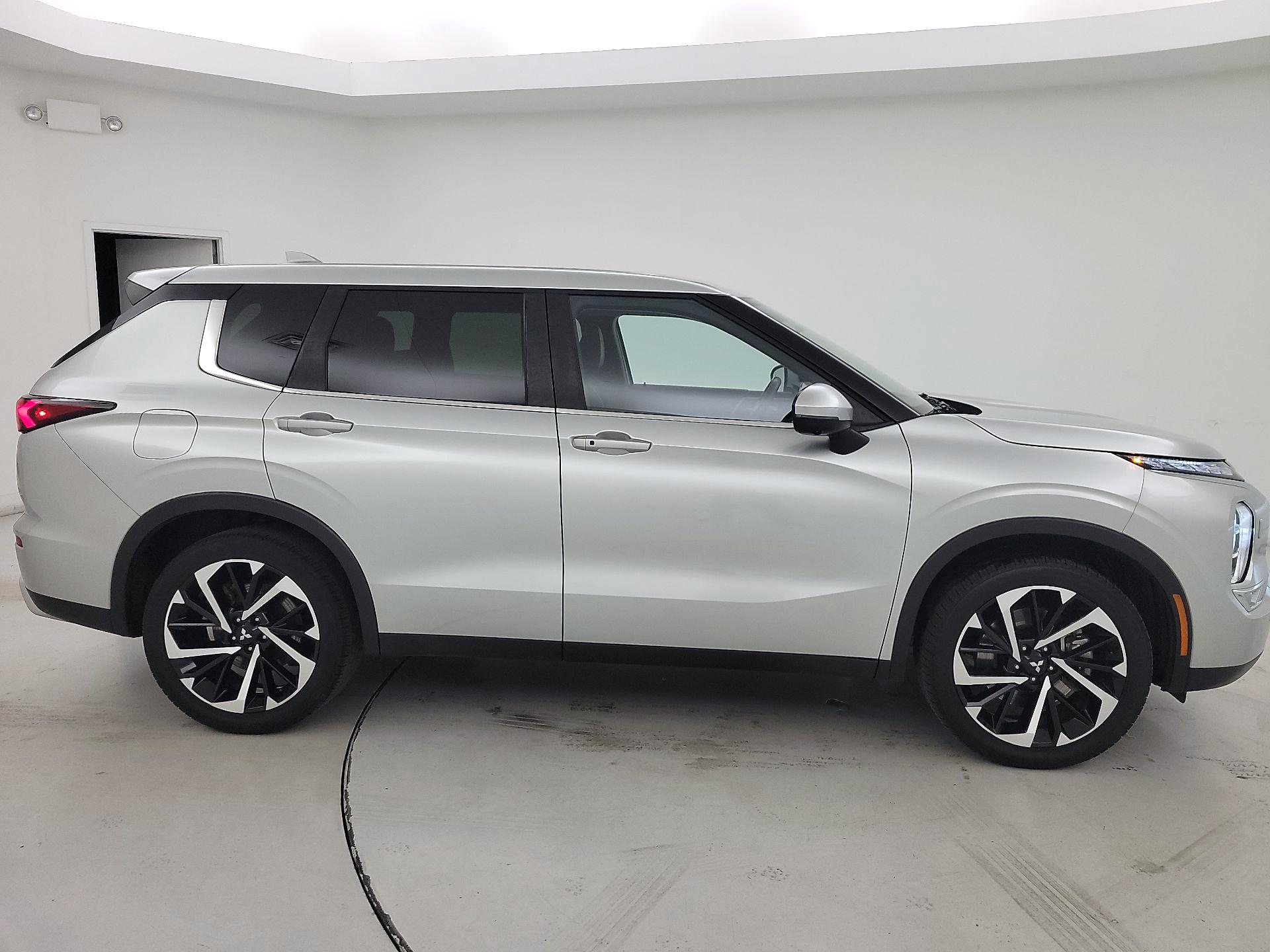 Thumbnail: 2024 Mitsubishi Outlander - 4