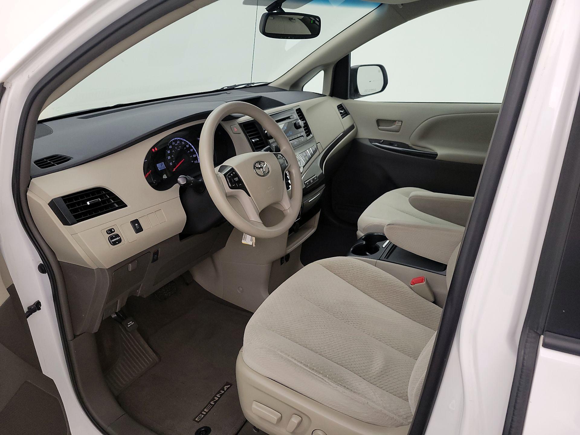 Thumbnail: 2014 Toyota Sienna - 11