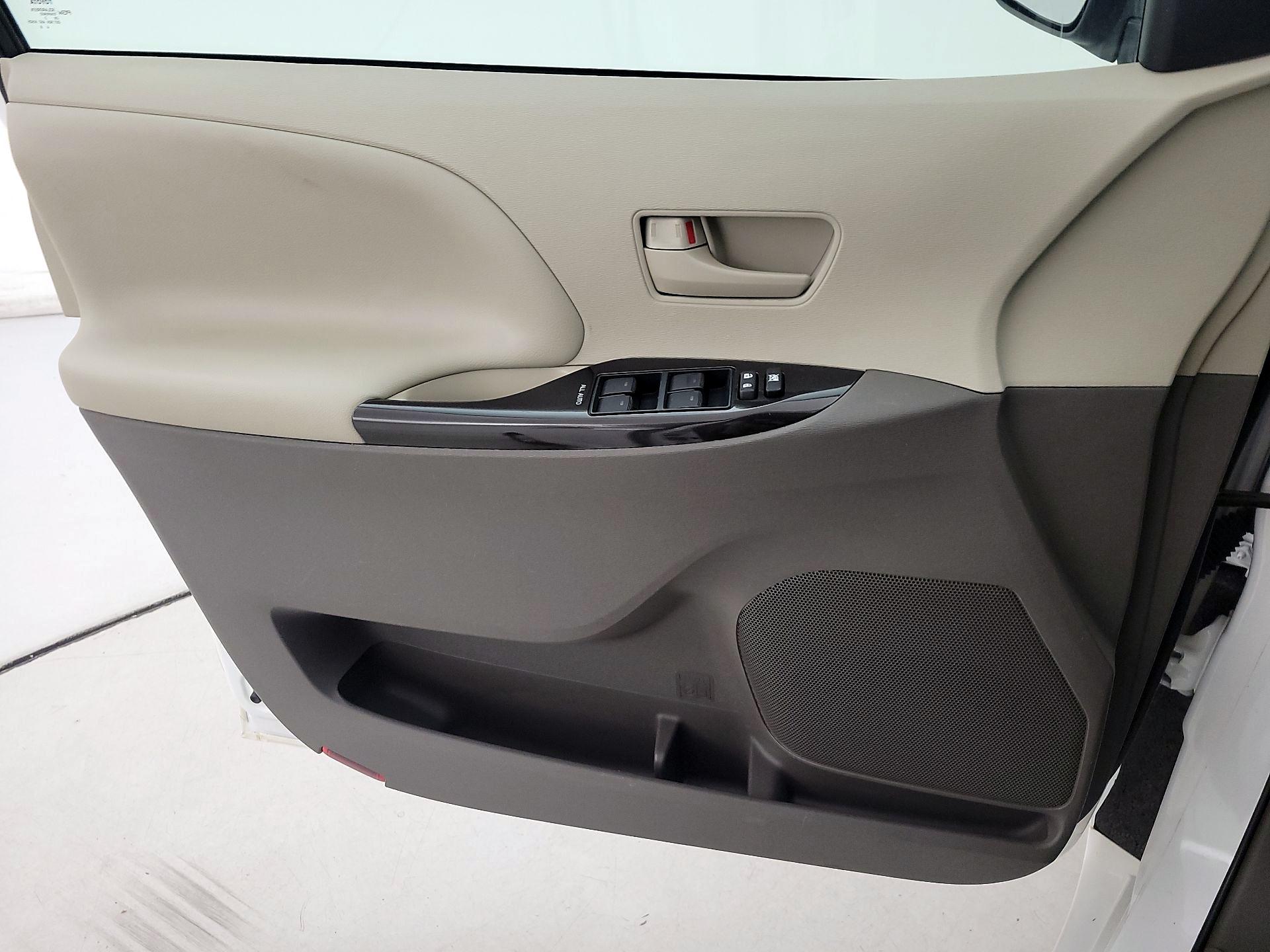 Thumbnail: 2014 Toyota Sienna - 12