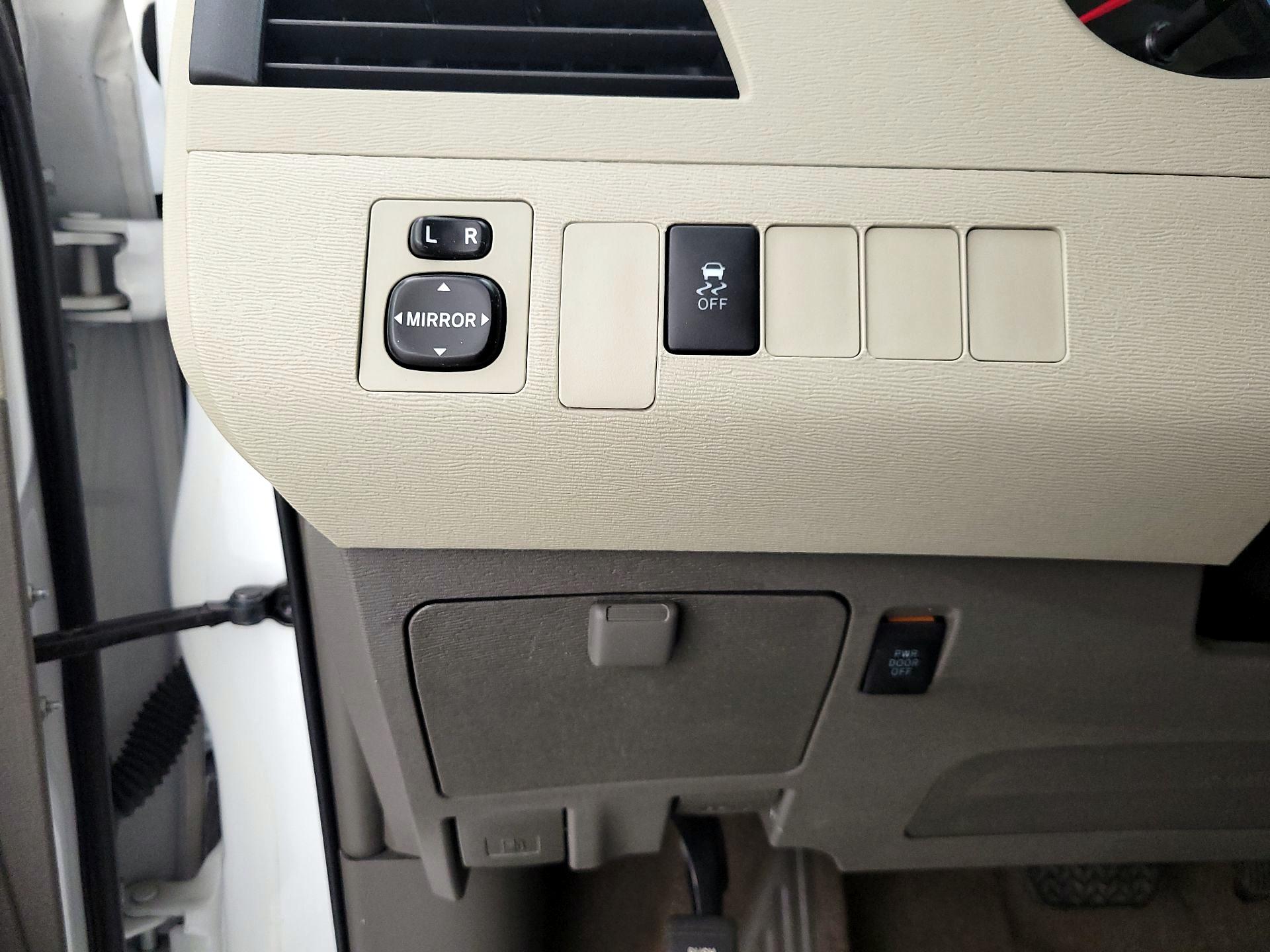 Thumbnail: 2014 Toyota Sienna - 13