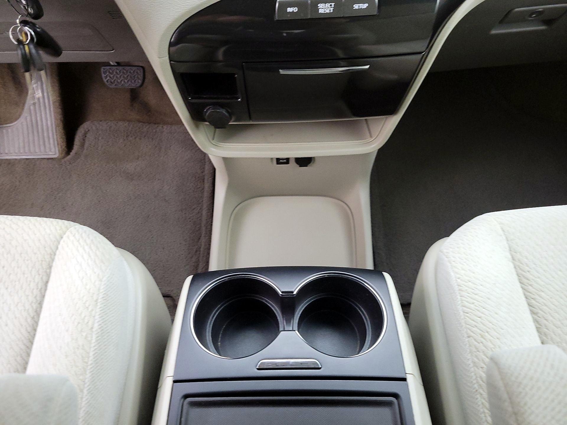 Thumbnail: 2014 Toyota Sienna - 17