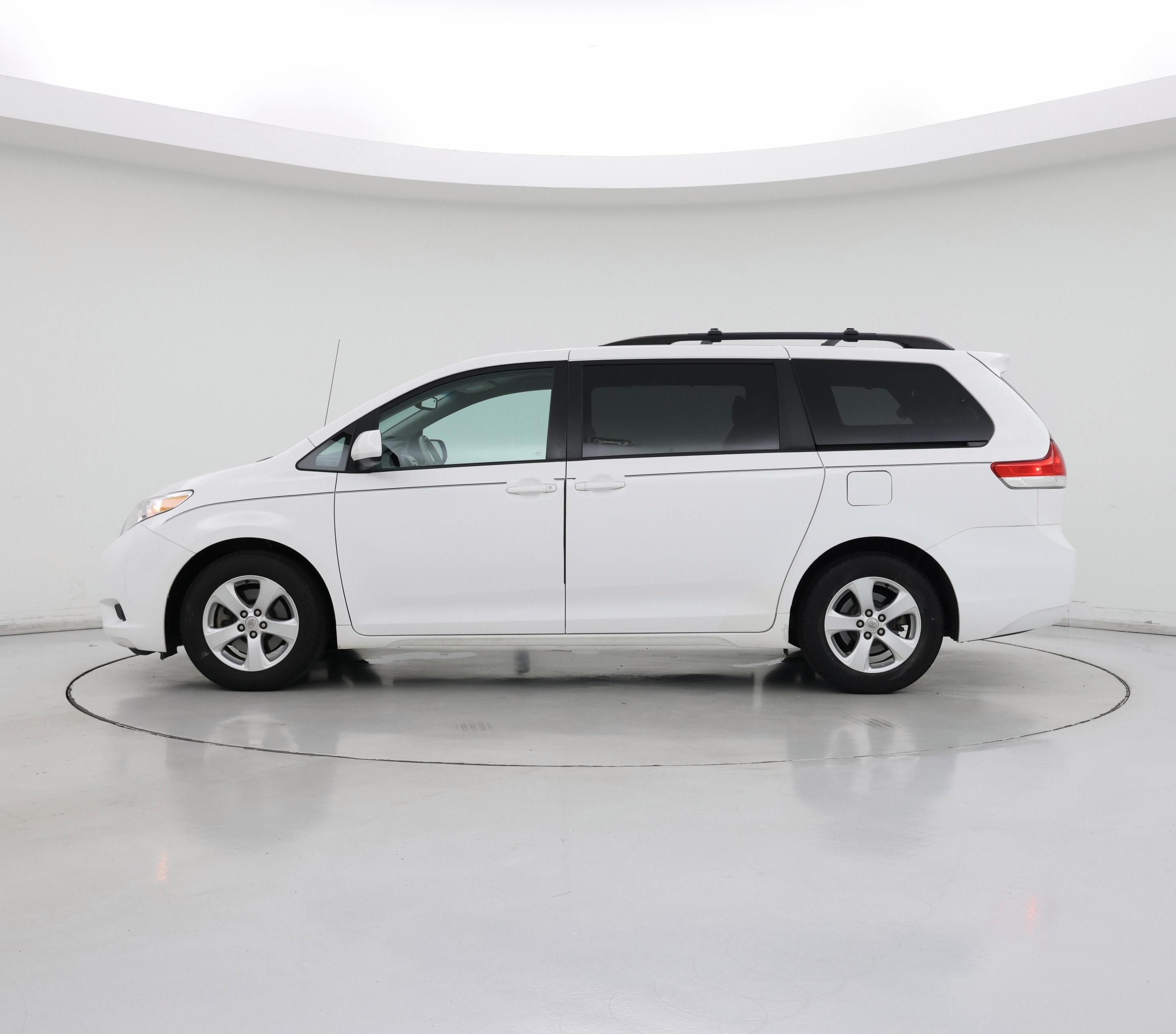 Thumbnail: 2014 Toyota Sienna - 3