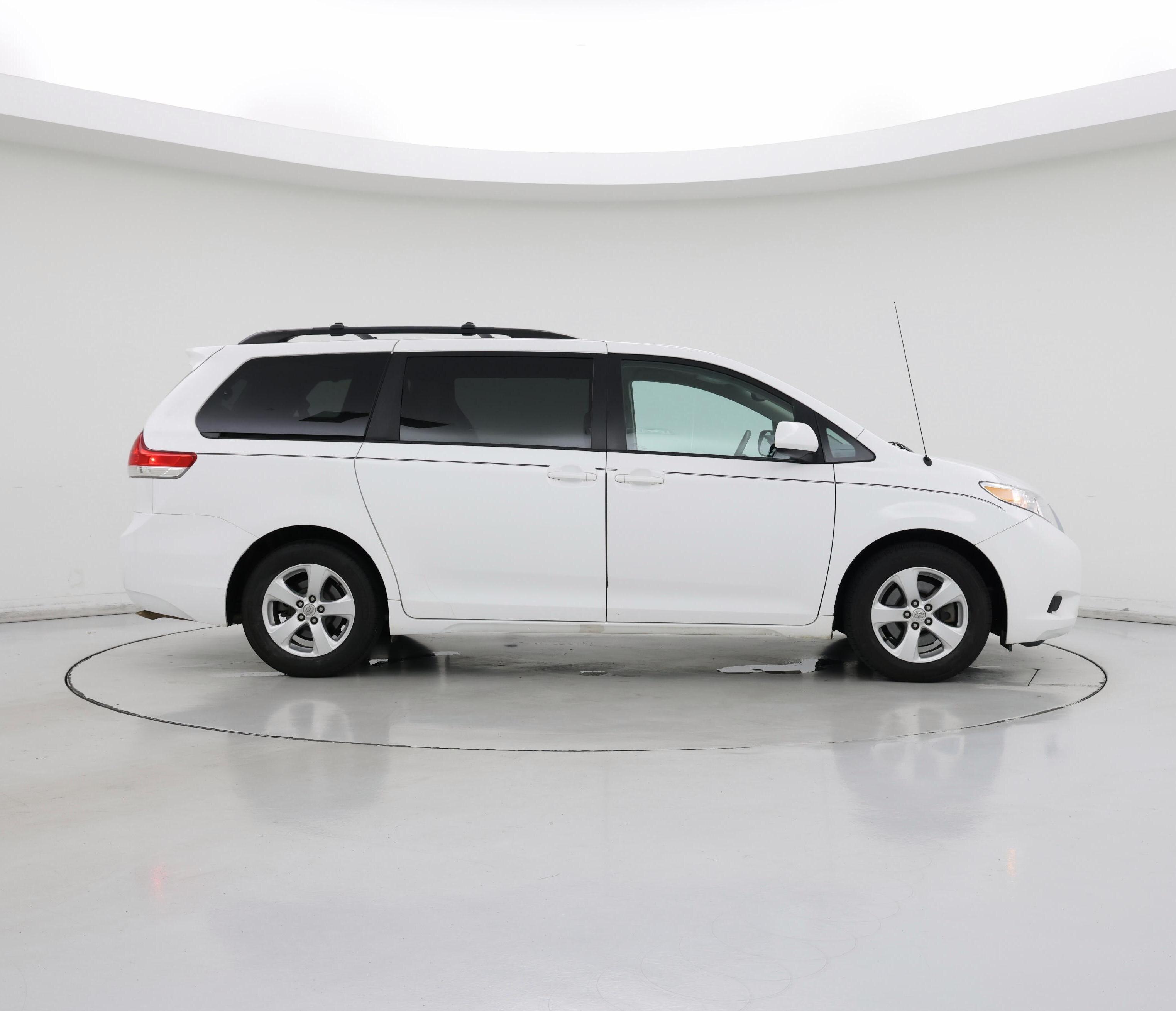 Thumbnail: 2014 Toyota Sienna - 7