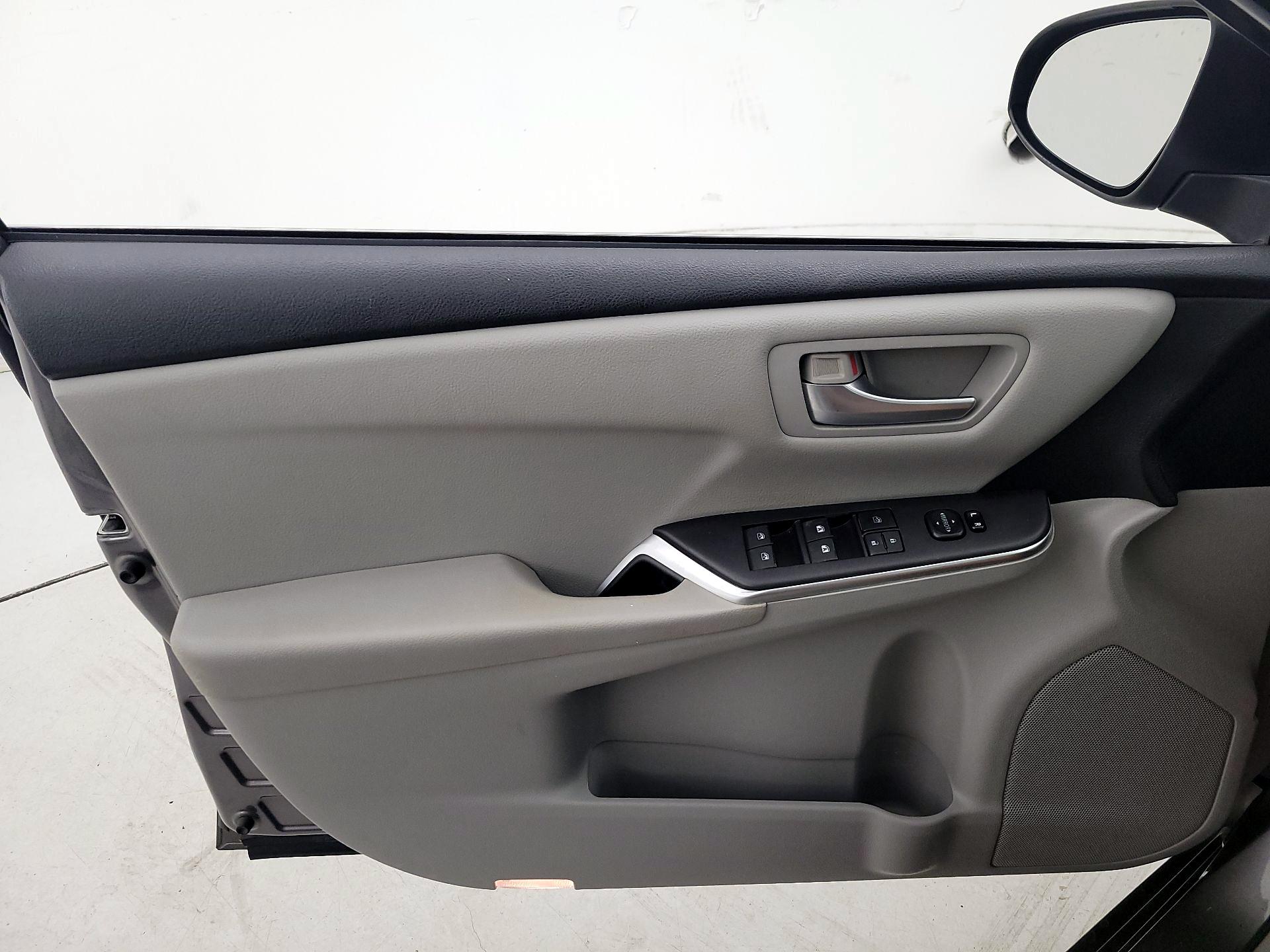 Thumbnail: 2016 Toyota Camry - 12