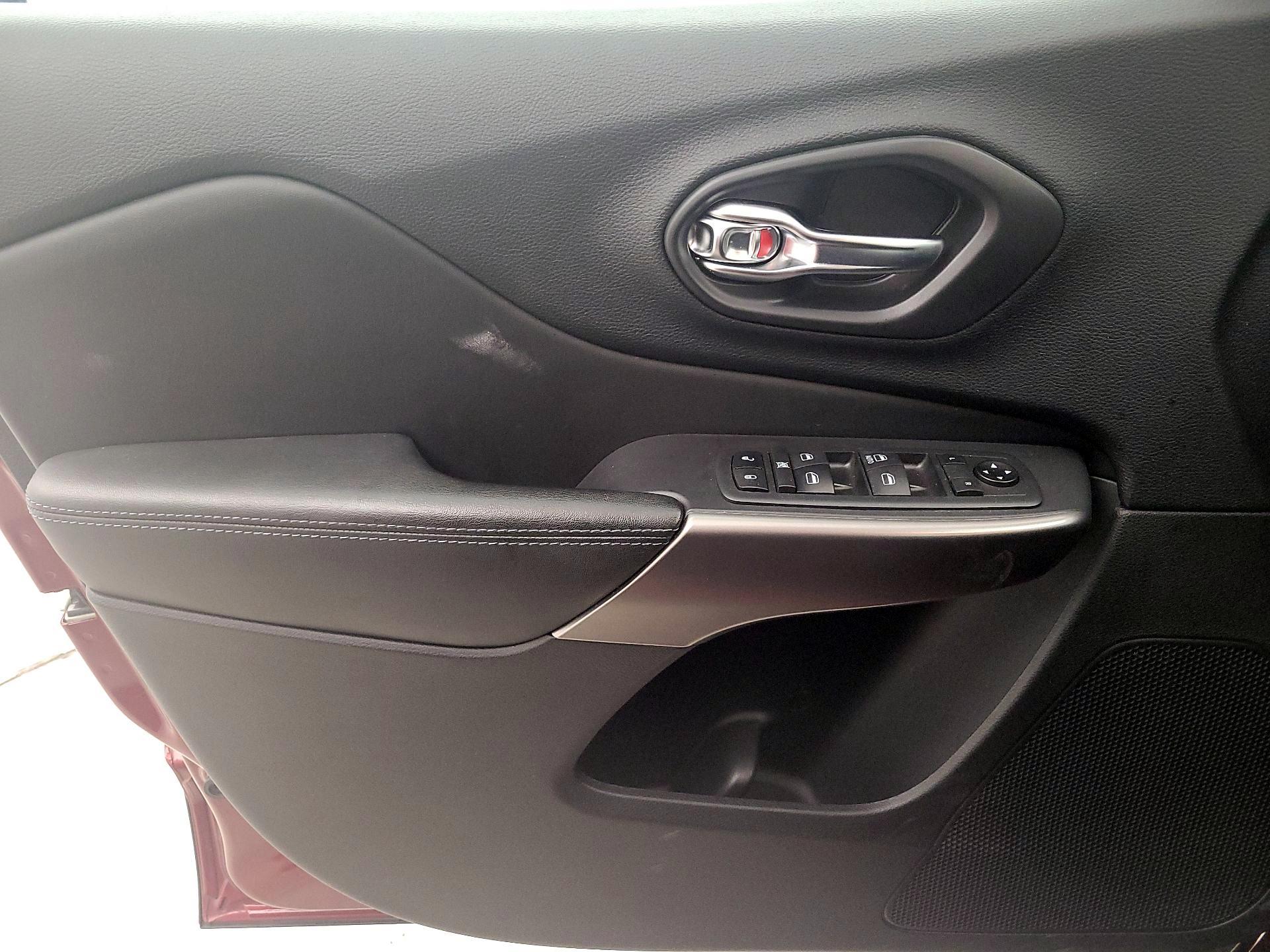 Thumbnail: 2020 Jeep Cherokee - 12