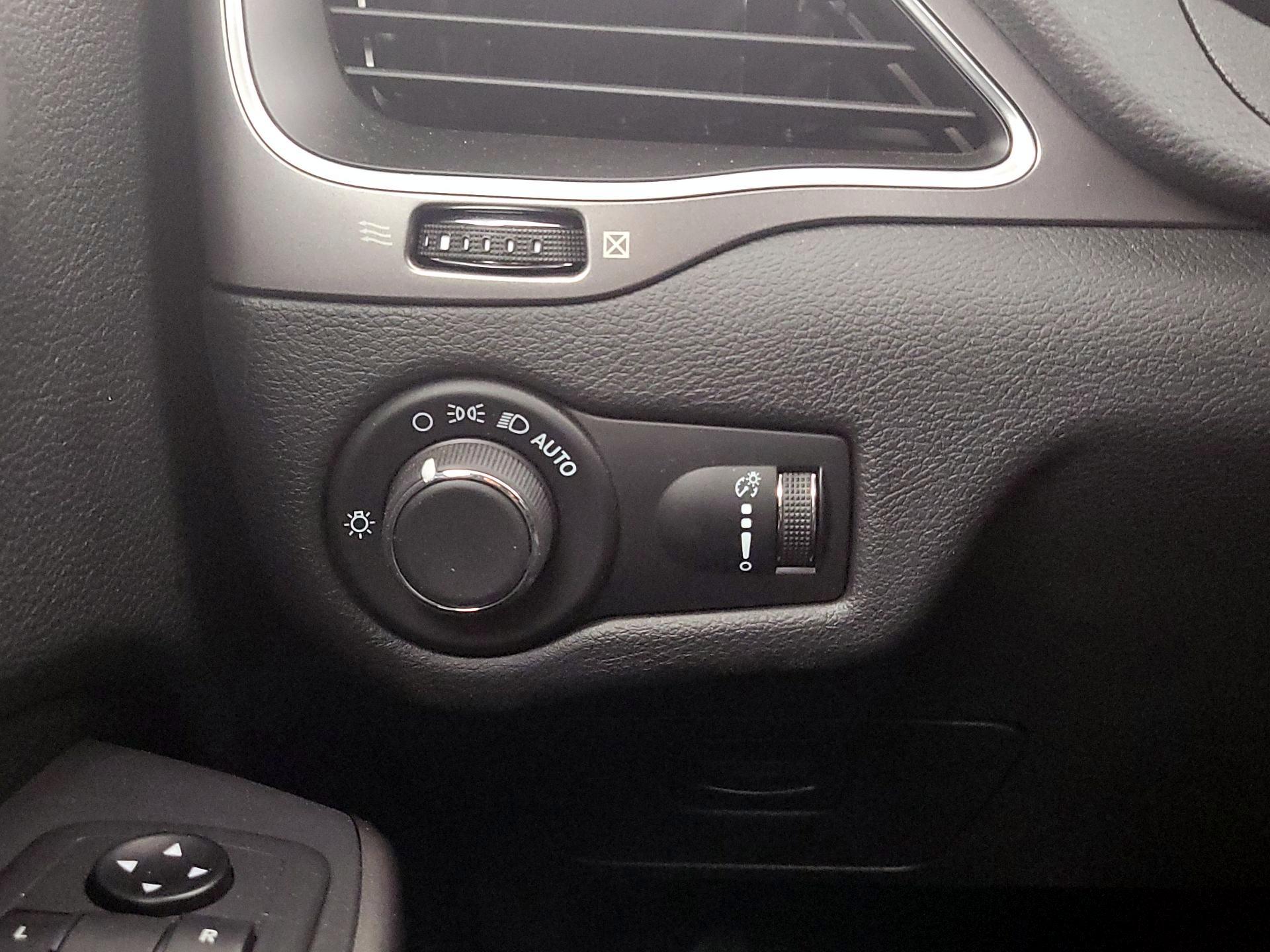 Thumbnail: 2020 Jeep Cherokee - 13