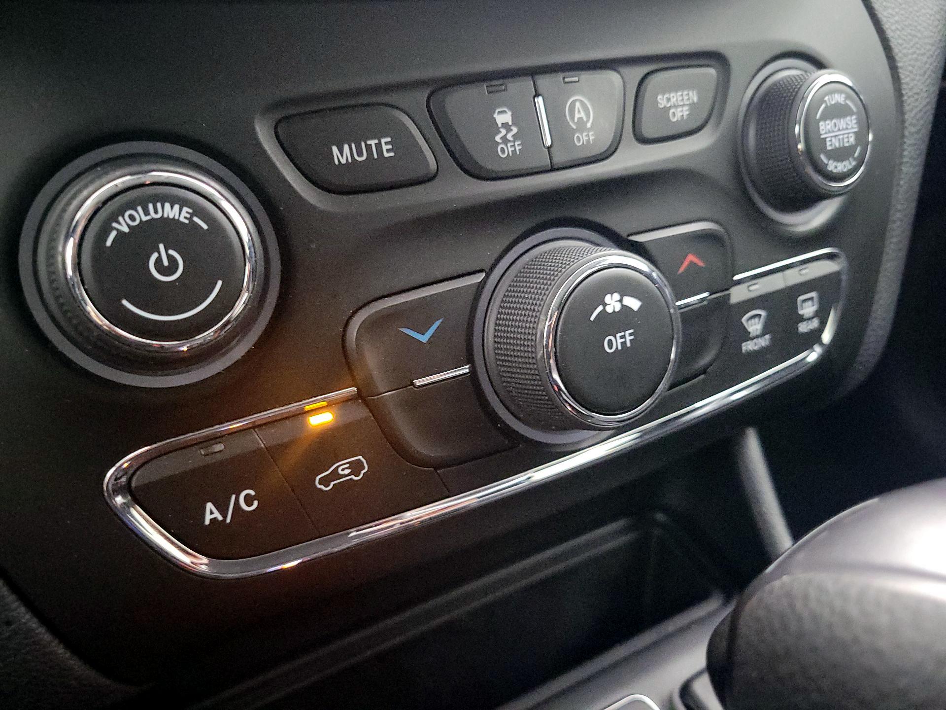 Thumbnail: 2020 Jeep Cherokee - 16