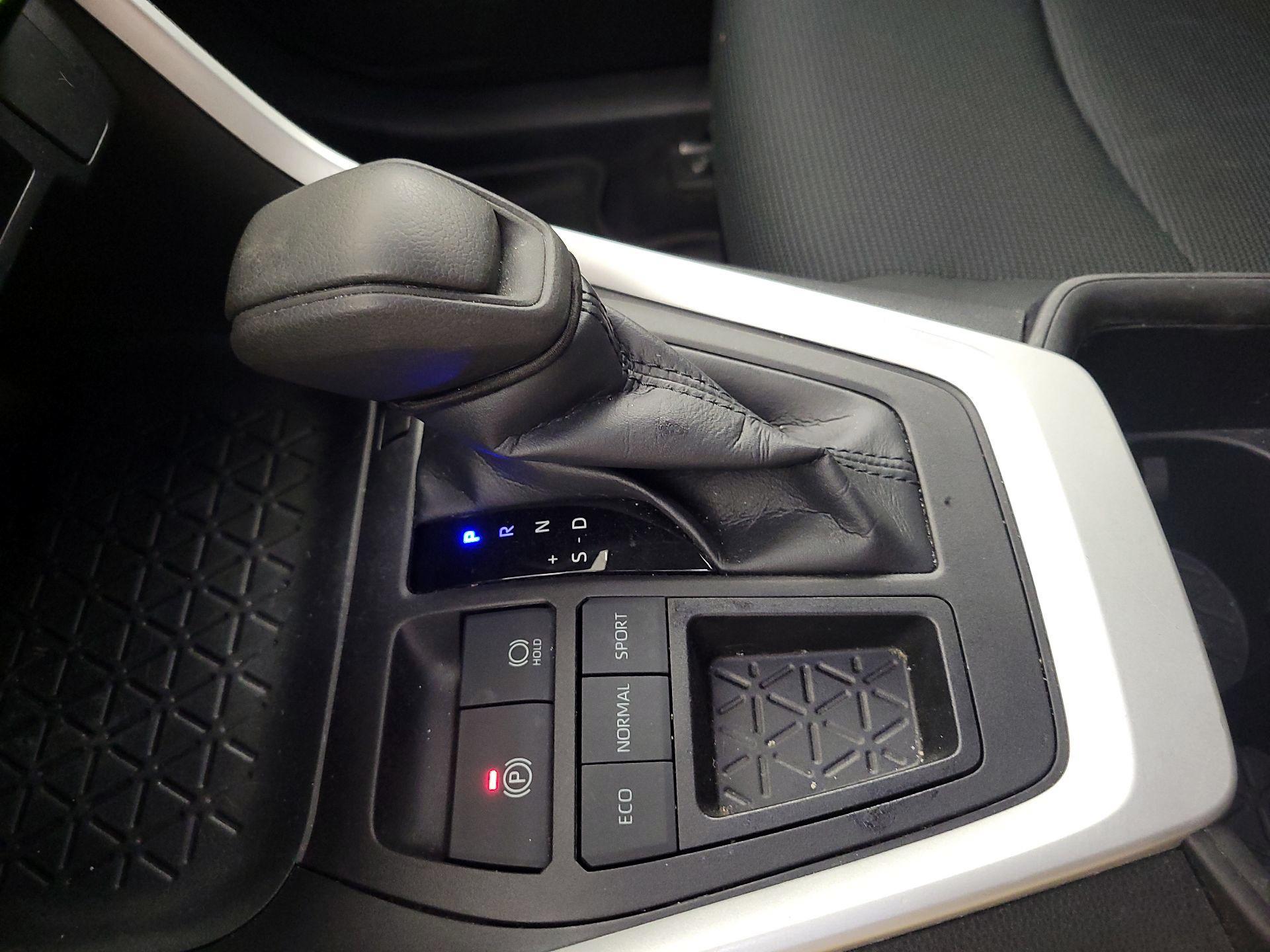 Thumbnail: 2022 Toyota RAV4 - 17