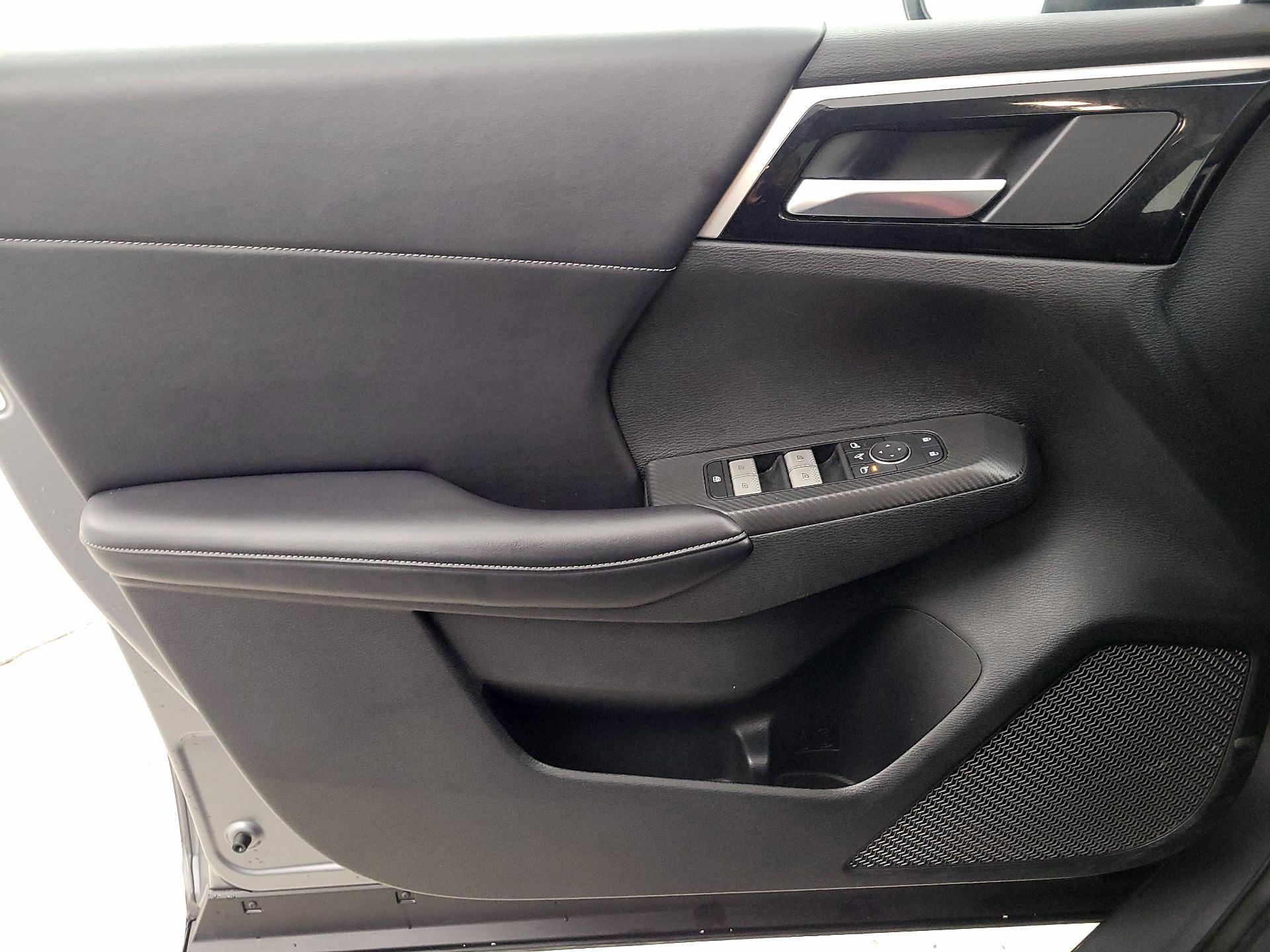 Thumbnail: 2024 Mitsubishi Outlander - 12