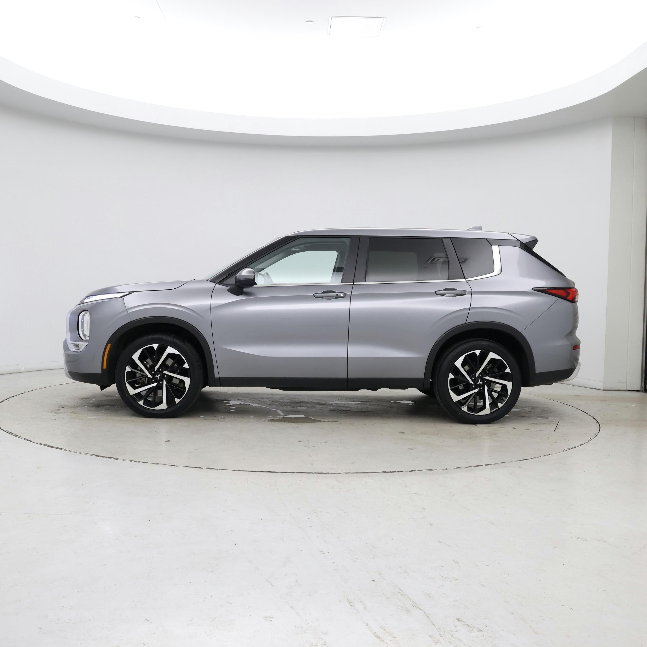 Thumbnail: 2024 Mitsubishi Outlander - 3