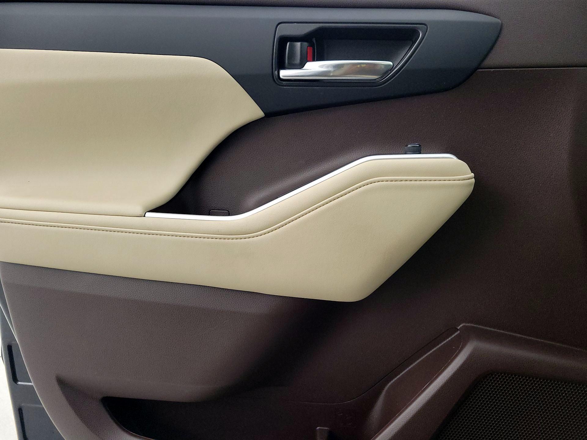 Thumbnail: 2022 Toyota Highlander - 12