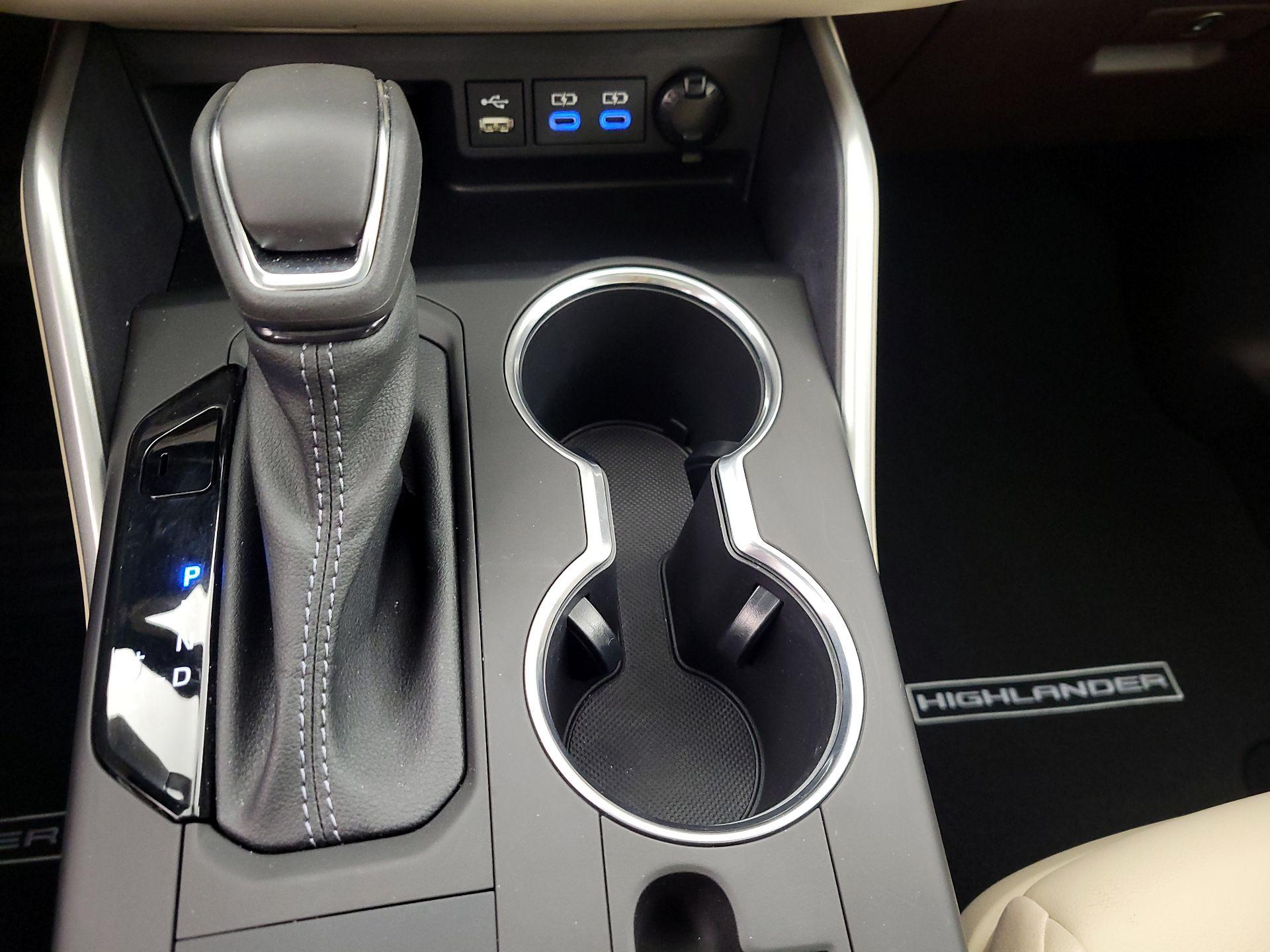 Thumbnail: 2022 Toyota Highlander - 17