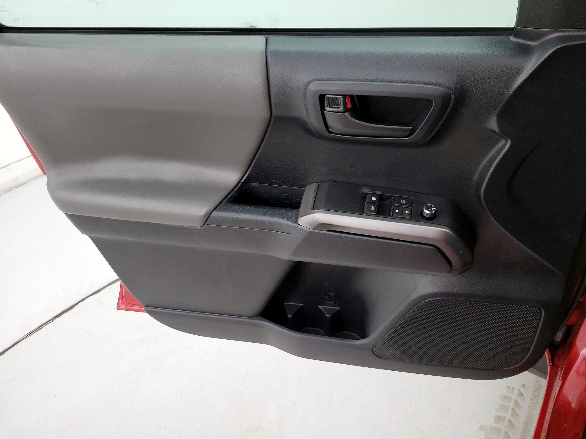 Thumbnail: 2018 Toyota Tacoma - 12