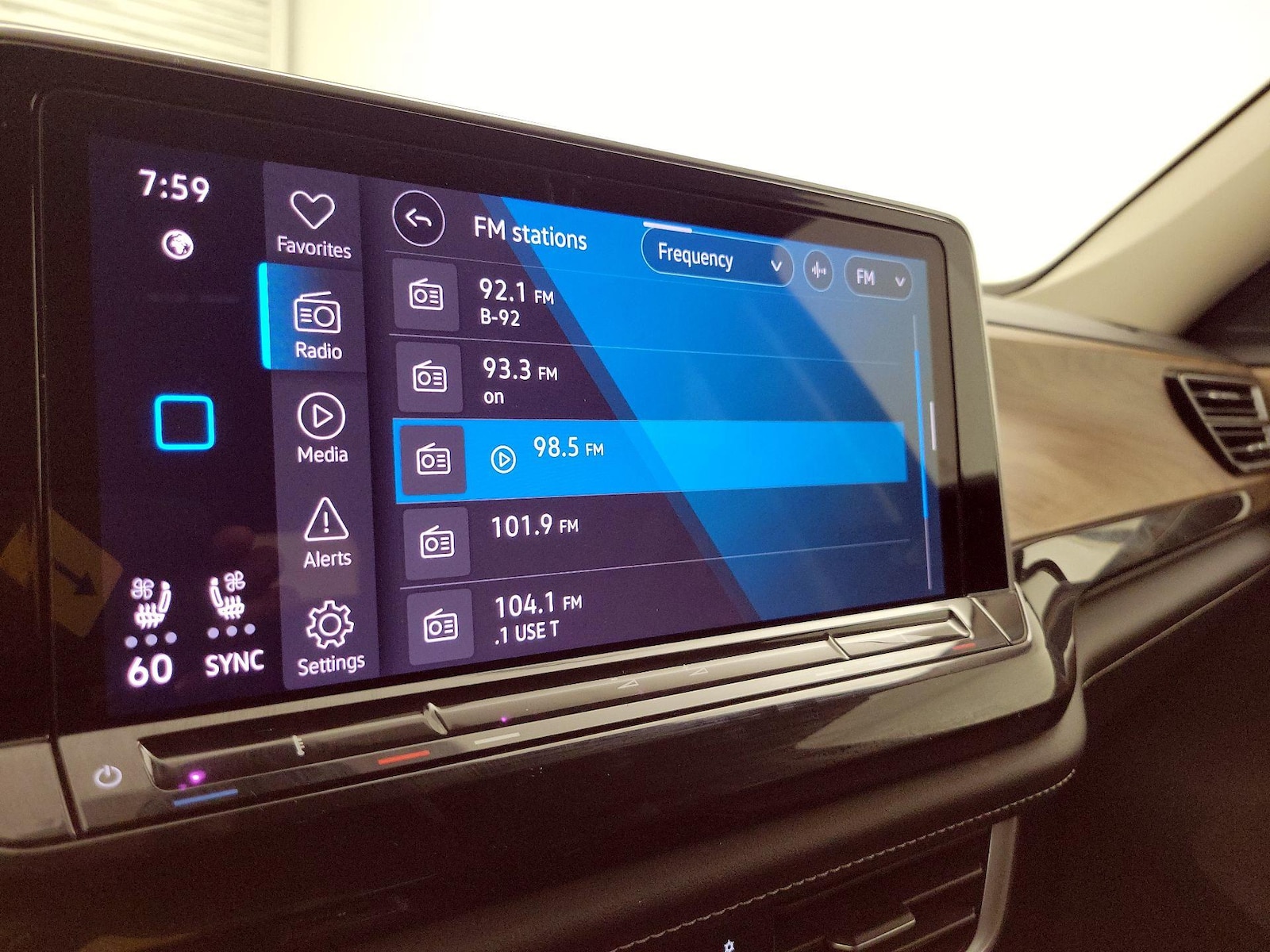 2024 Volkswagen Atlas SE w/Tech - Photo 16