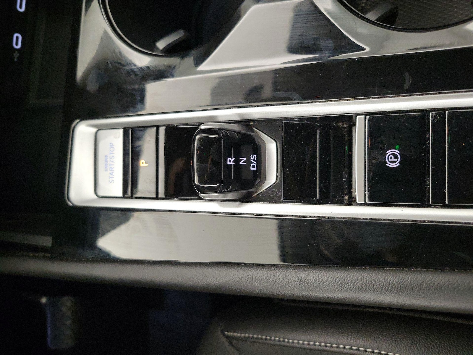 2024 Volkswagen Atlas SE w/Tech - Photo 18