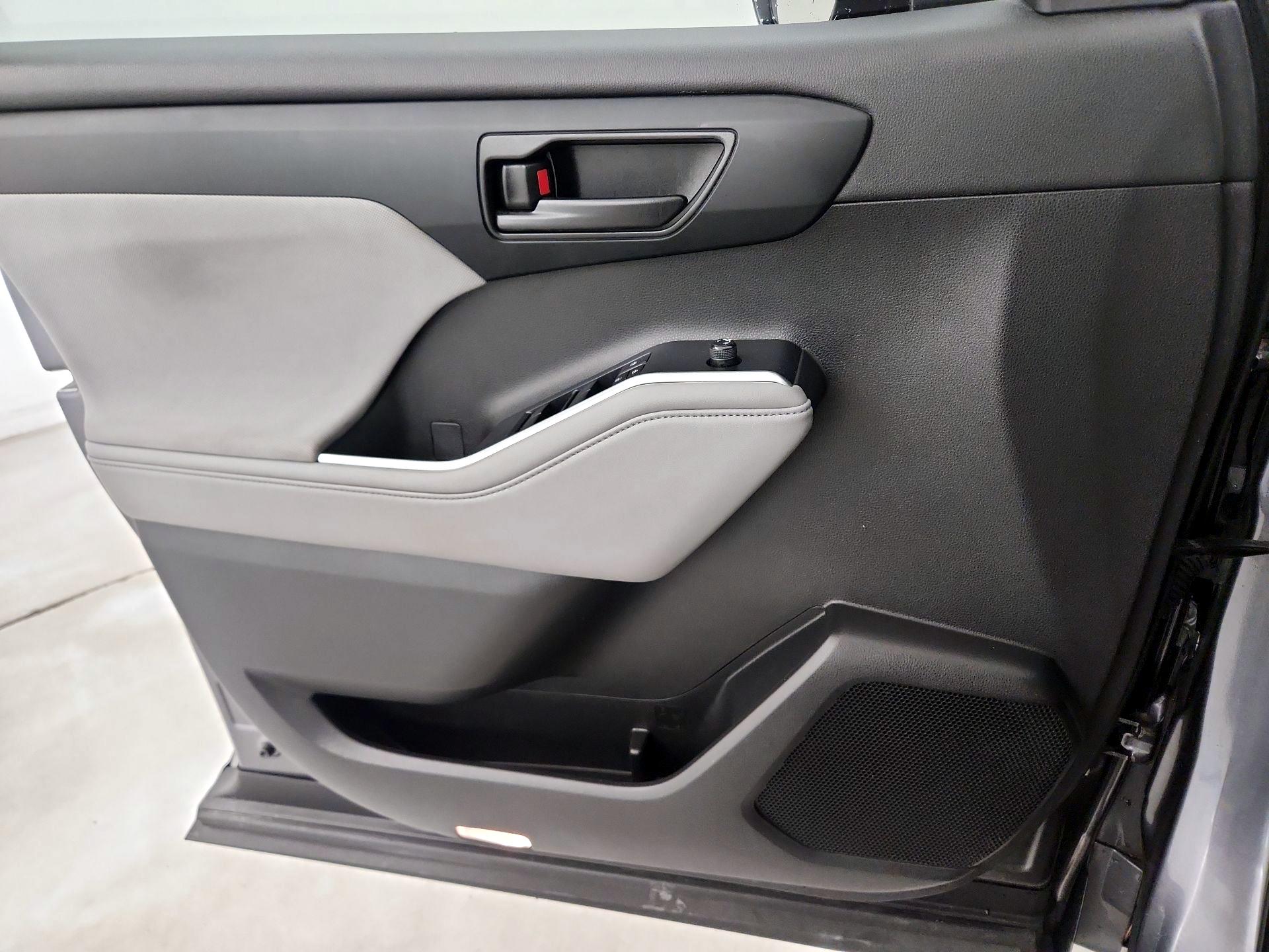 Thumbnail: 2022 Toyota Highlander - 12