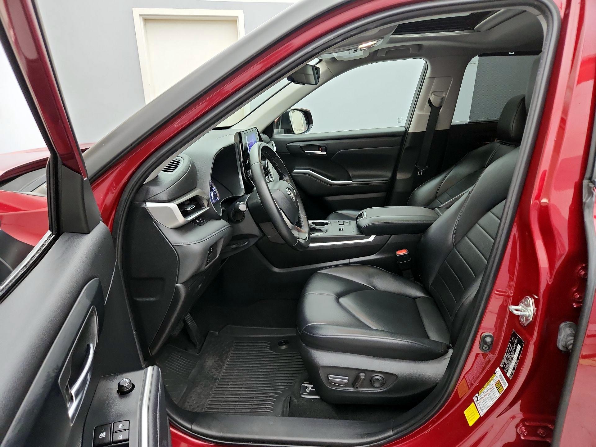 Thumbnail: 2023 Toyota Highlander - 11