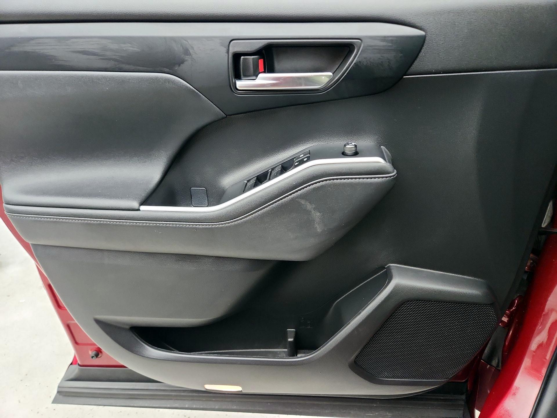 Thumbnail: 2023 Toyota Highlander - 12