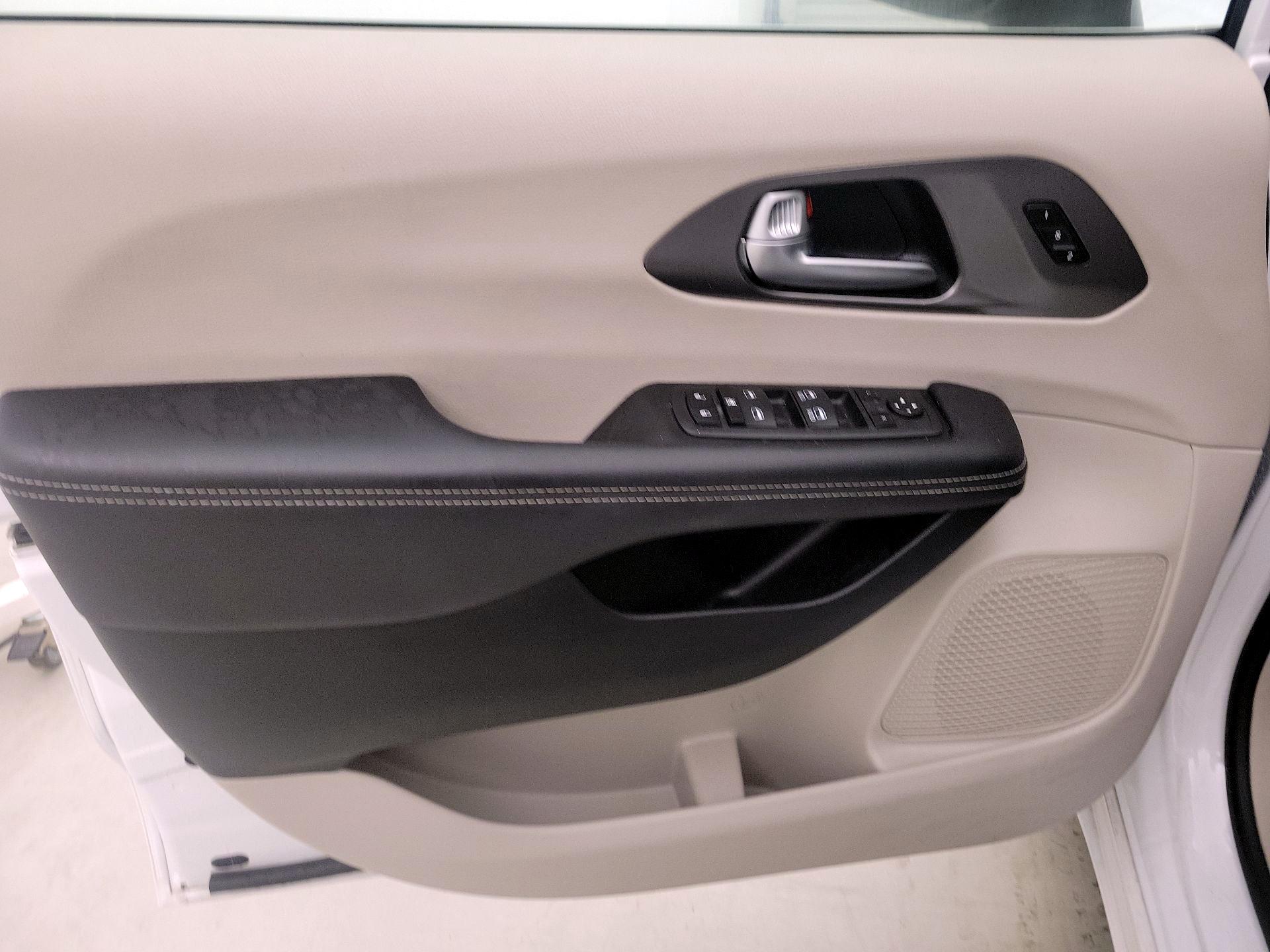 Thumbnail: 2023 Chrysler Pacifica - 12