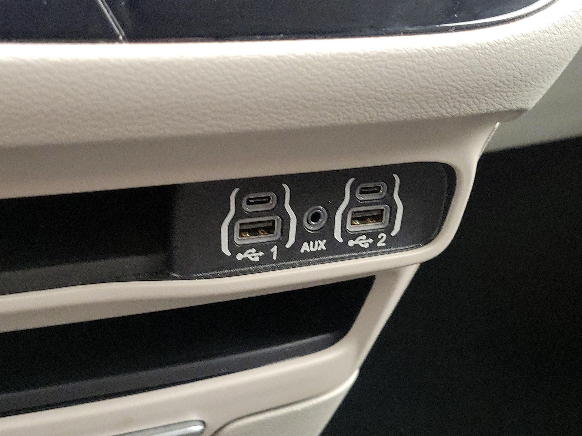 Thumbnail: 2023 Chrysler Pacifica - 18