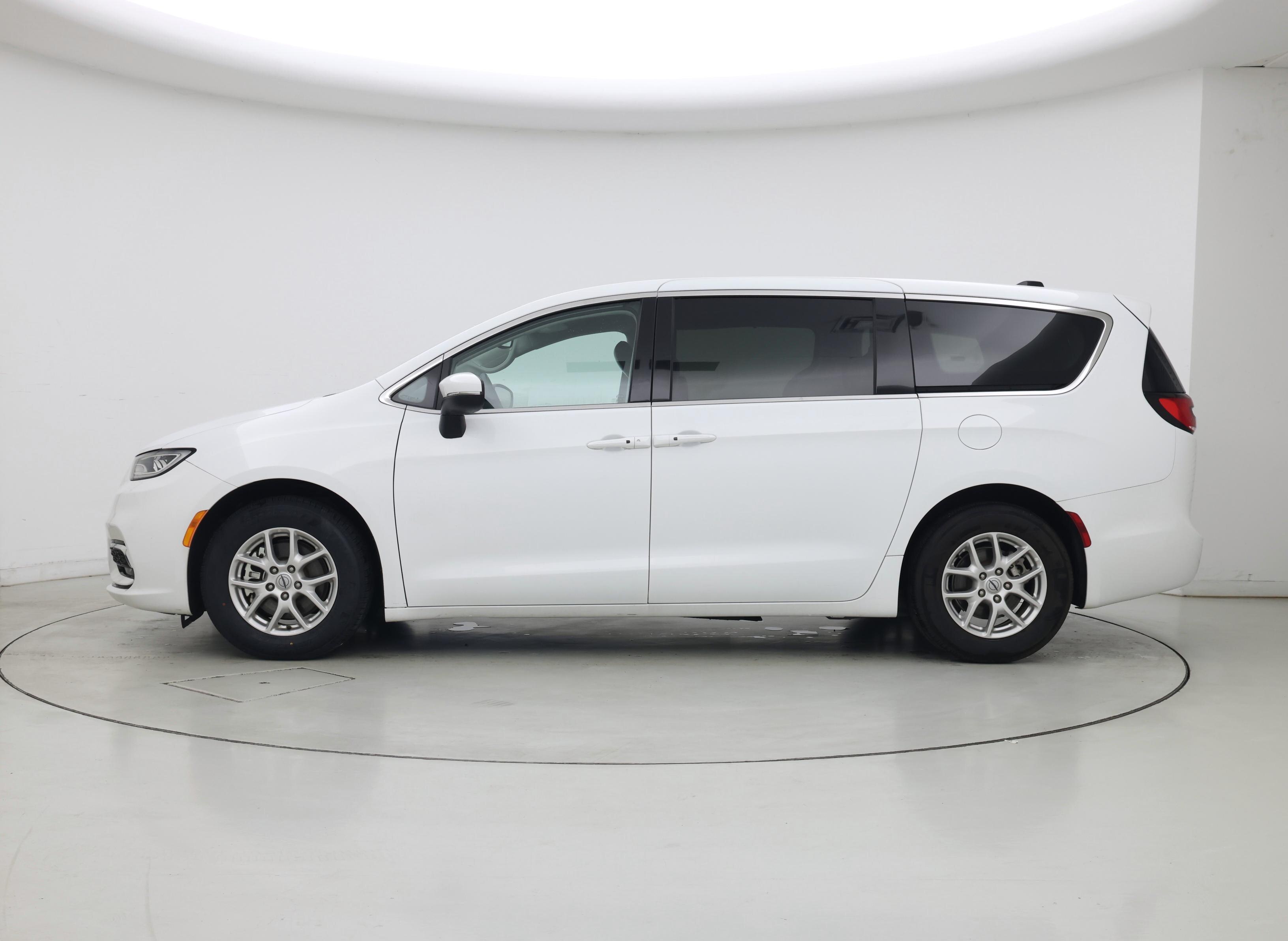Thumbnail: 2023 Chrysler Pacifica - 3