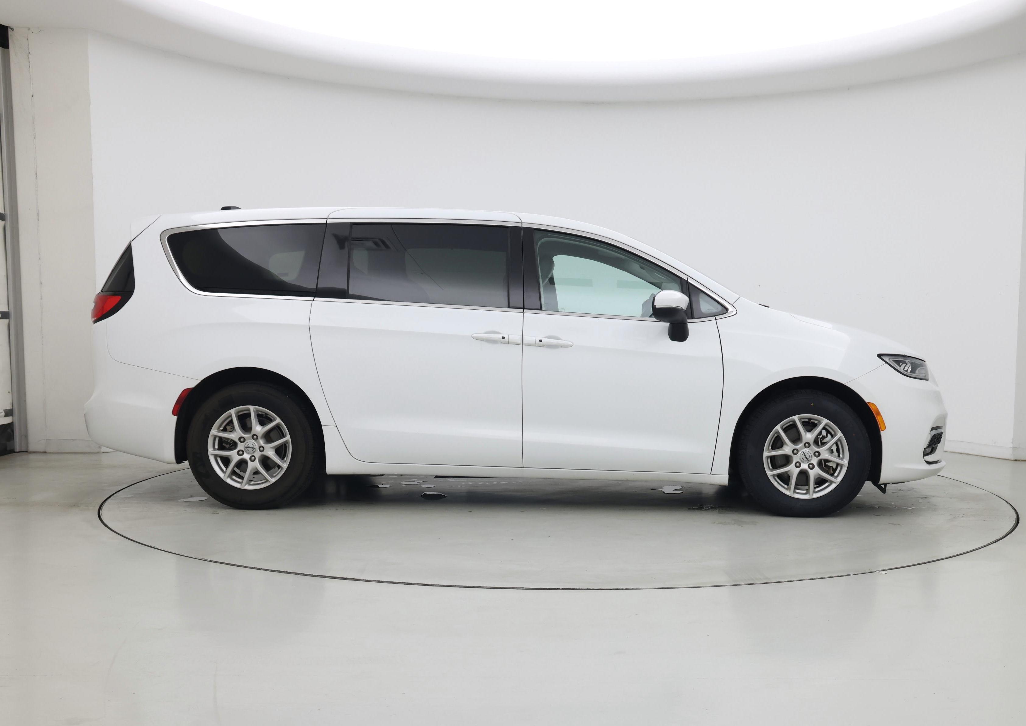 Thumbnail: 2023 Chrysler Pacifica - 7