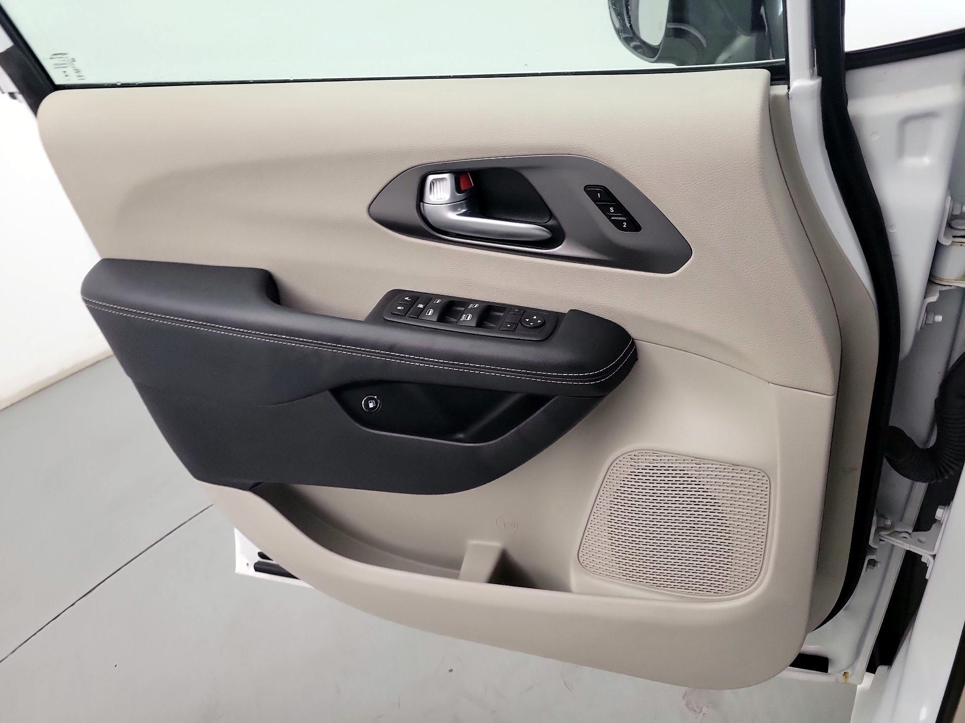 Thumbnail: 2024 Chrysler Pacifica - 10