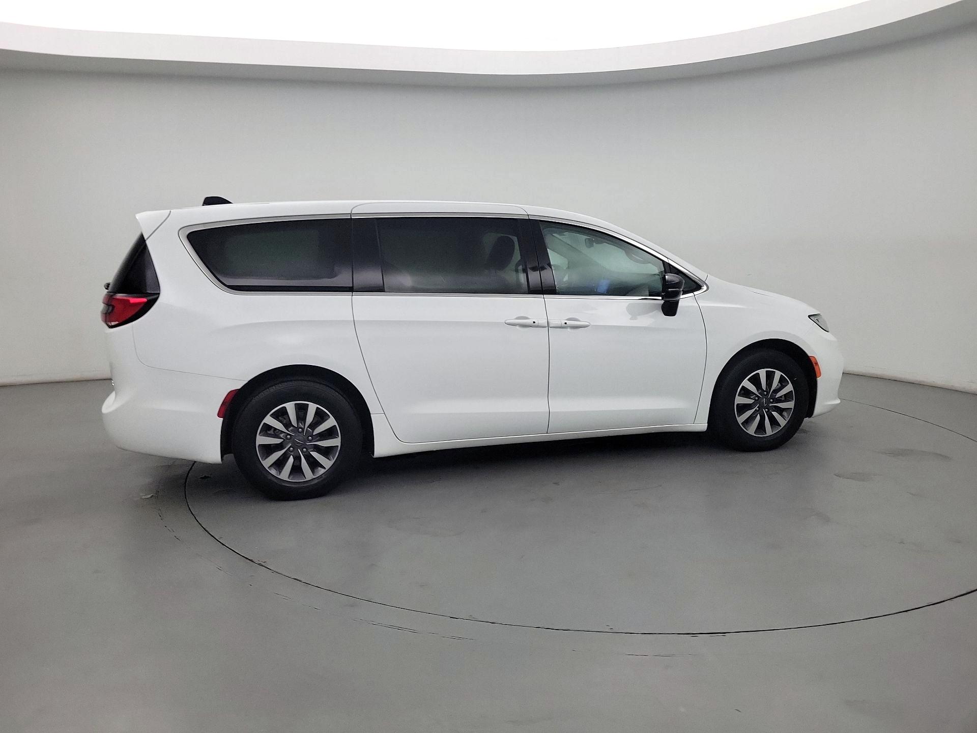 Thumbnail: 2024 Chrysler Pacifica - 4