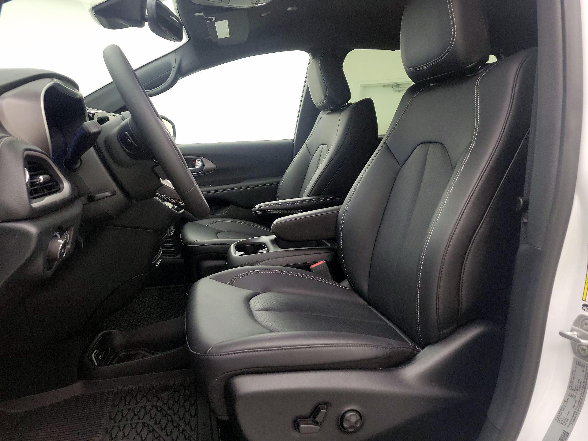 Thumbnail: 2025 Chrysler Pacifica - 11